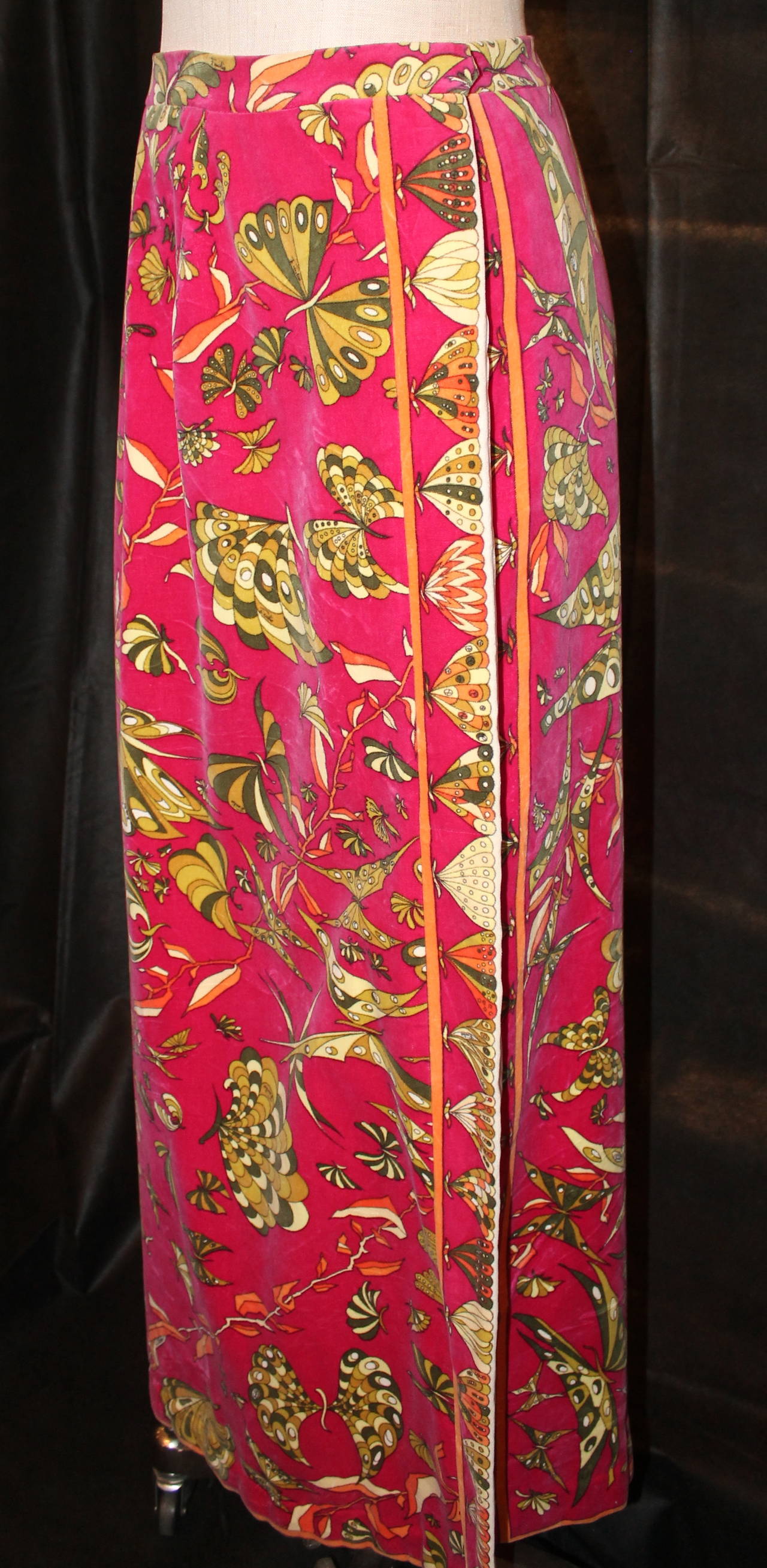 Cette jupe longue en velours papillon Magenta et Olive de Pucci - circa 1970's - Taille M. Cette jupe entièrement doublée est en très bon état vintage avec de très légères décolorations. La jupe est à boutons-pression et les boutons-pression peuvent