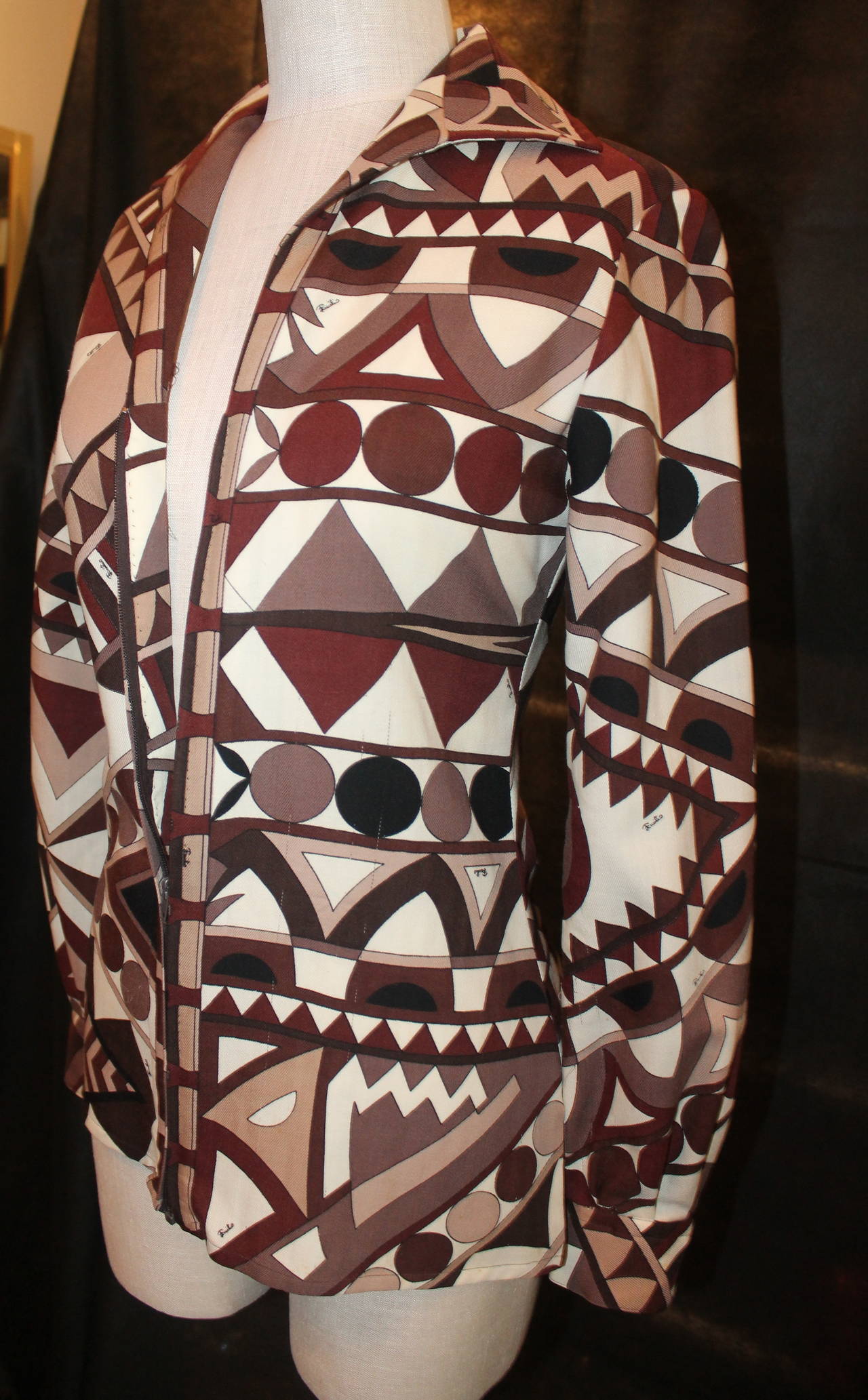 Pucci Vinatge Brown Geomtric Print Jacket/Shirt - circa 1960er Jahre - S. Dieses Stück ist in sehr gutem Vintage-Zustand. Ein passender Maxirock ist auf Lager. Vintage Größe 10. 

Abmessungen:
Büste- 34