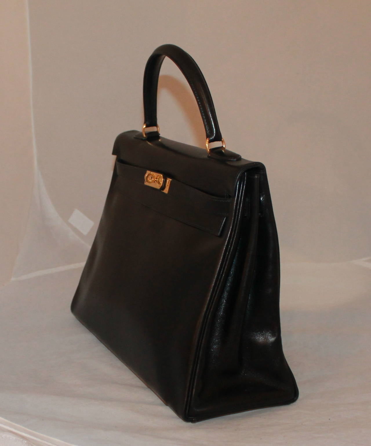 Women's Hermes Vintage Black Box Calf 35cm Kelly Handbag GHW - circa 1993