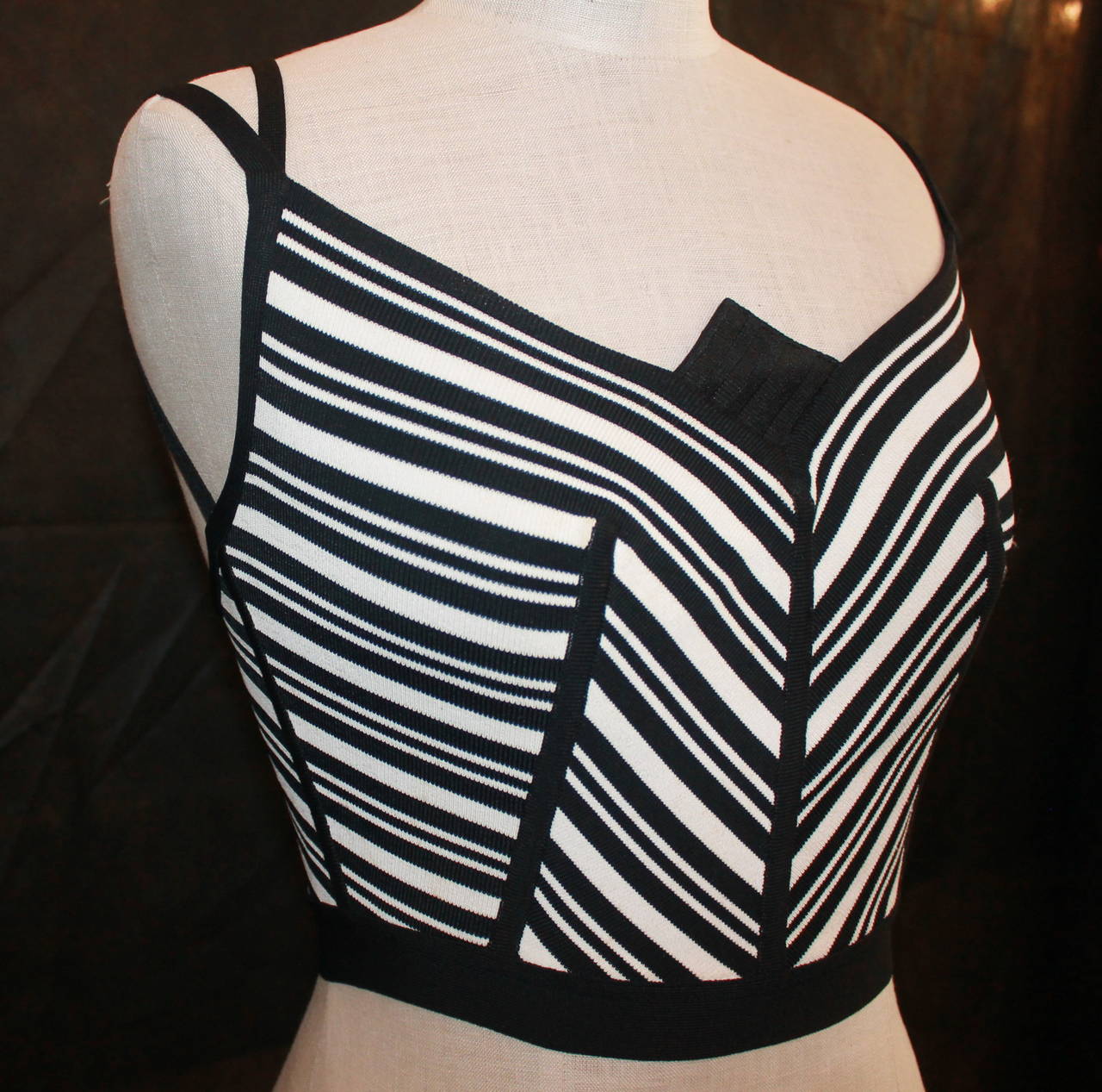 Herve Leger Vintage Black & White Bandgage Crop Top - S. This top is in excellent vintage condition with very minor signs of wear. Circa 1980s. 

Measurements:
Bust- 28"
Waist- 23"
Length (back to hemn)- 5.5"