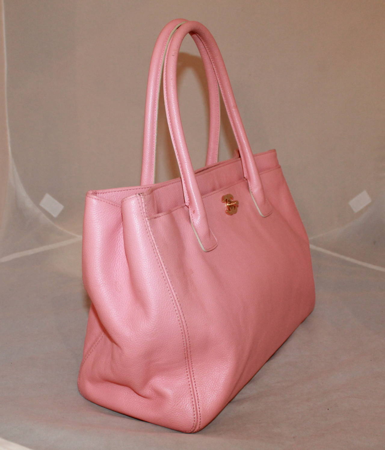 Chanel Vintage Pink Caviar Leather Tote - circa 2005. This bag is in average condition with noticeable wear on the leather and corners. 

Measurements:
Length- 9.5