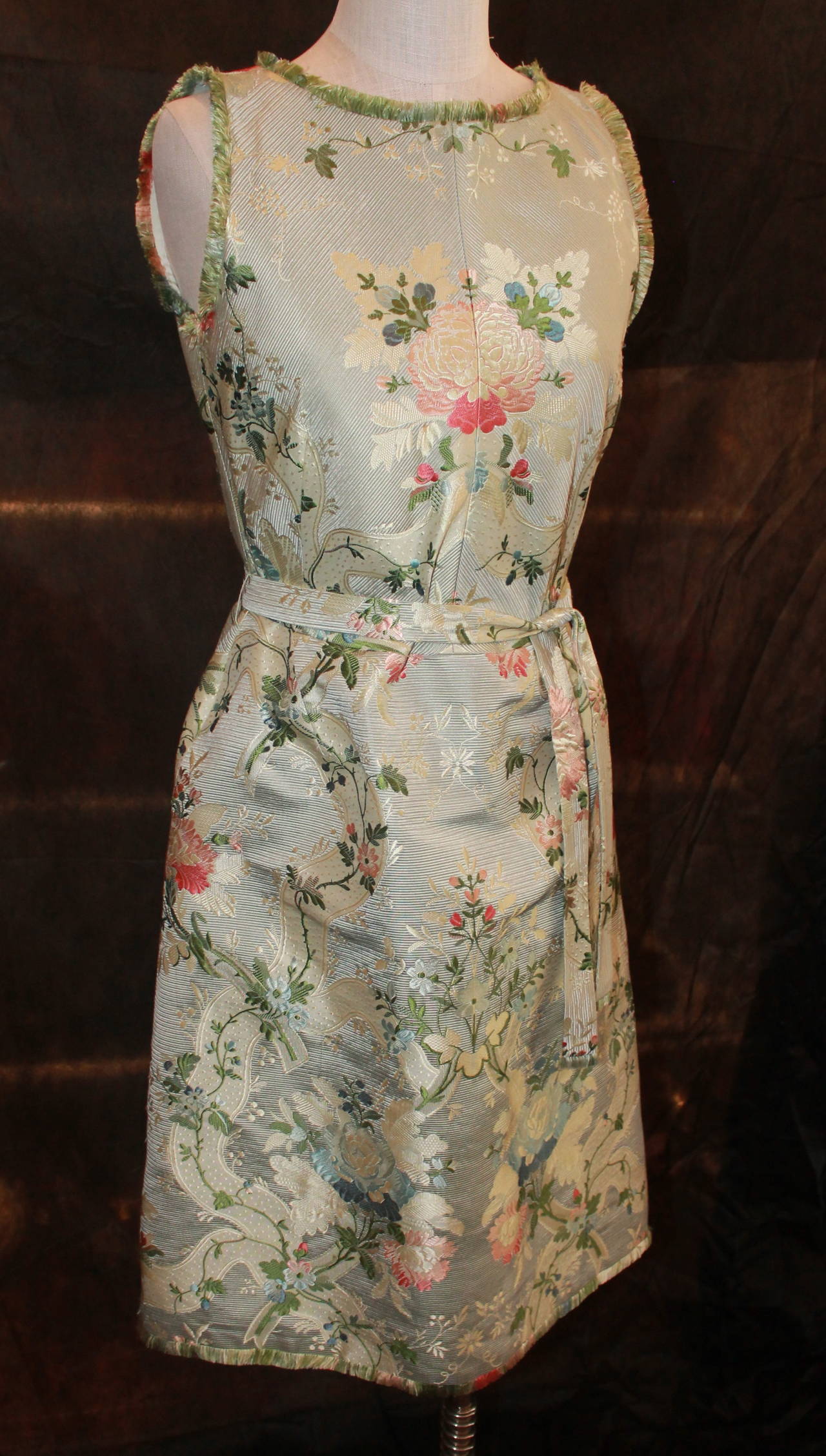 Oscar De La Renta Pastel Green Silk Brocade Dress - 8. This dress is in very good condition. 

Measurements:
Bust- 33