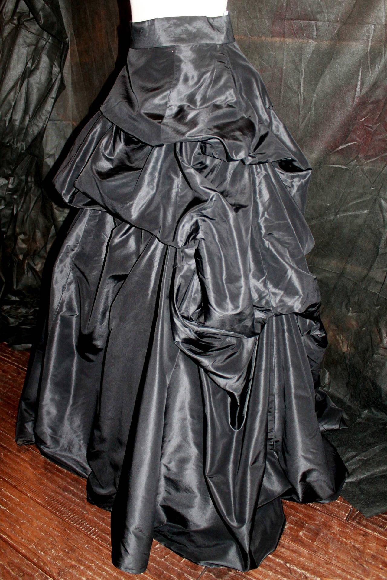 Monique Lhuillier Black Silk Taffeta Opera Skirt - 10. This skirt is in excellent condition and has a very intricate shape. 

Measurements:
Waist- 26.5