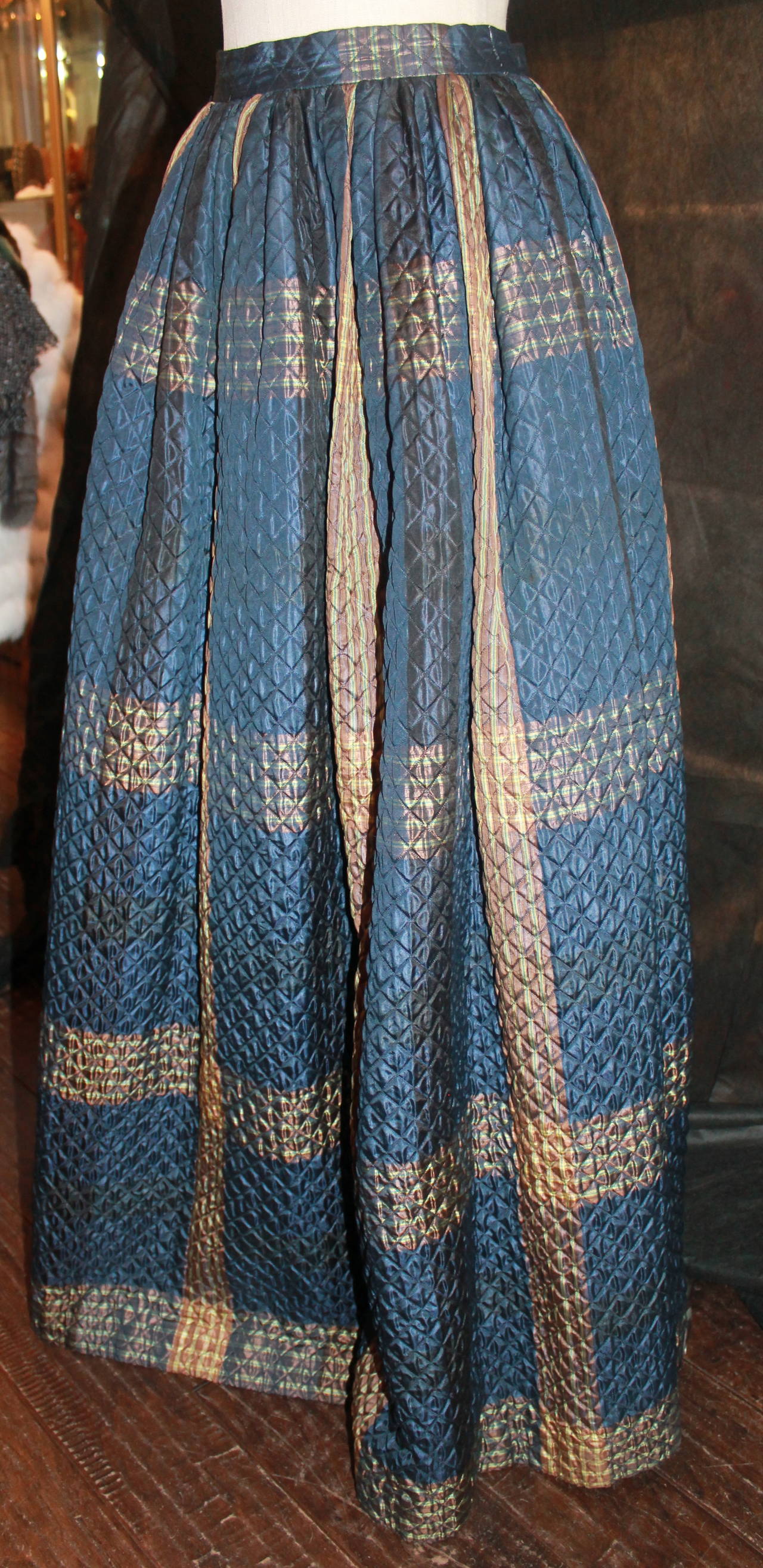 Oscar De La Renta 1990s Navy & Creme Quilted Maxi Skirt. This skirt is in very good condition with minimal signs of wear. 

Measurements:
Waist- 26.5