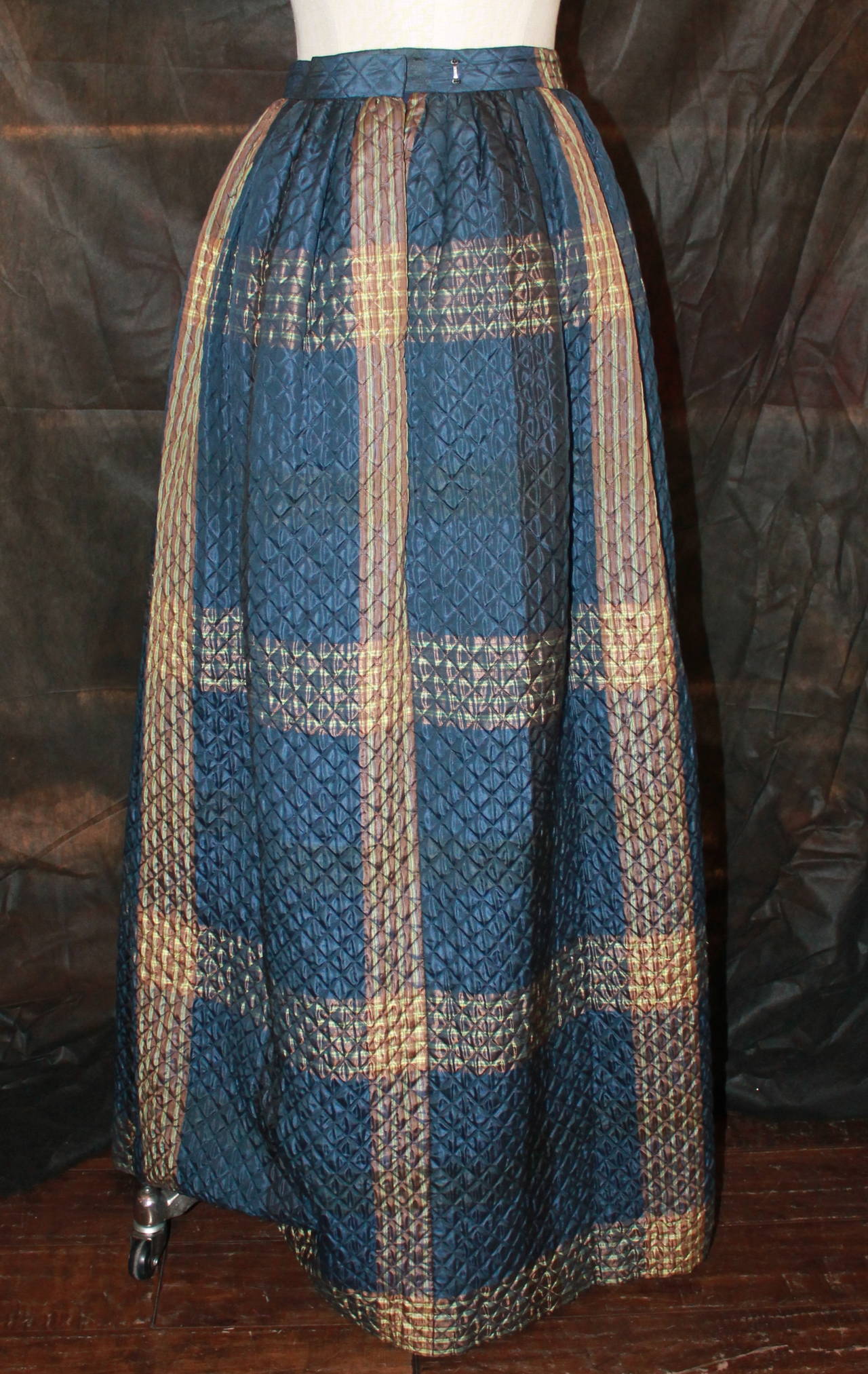 Gray Oscar De La Renta 1990s Navy & Creme Quilted Maxi Skirt