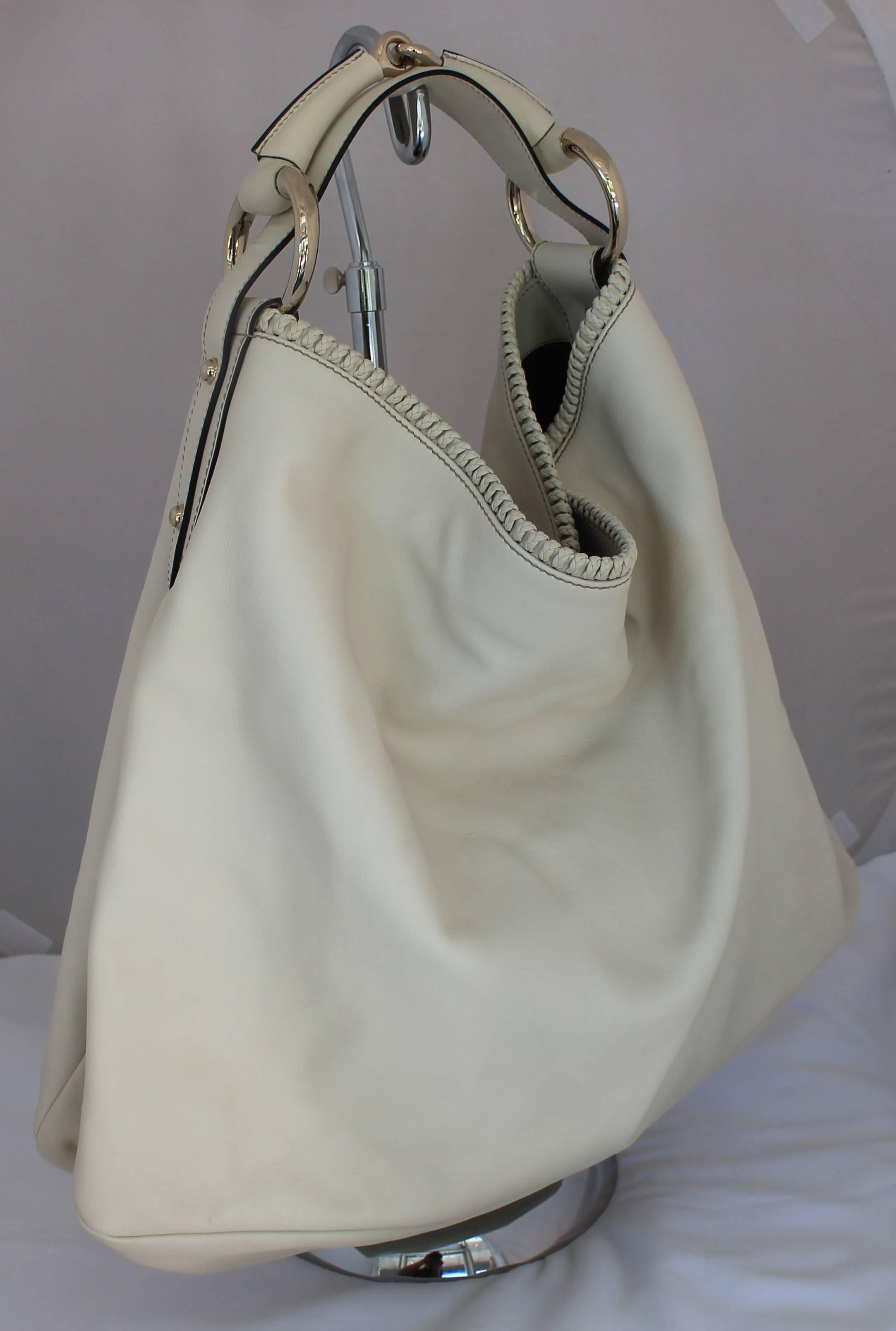 Gucci Bone Large Horsebit Hobo Handbag - GHW  This bag is in excellent condition, hardly carried. The inside of the bag has one large main compartment, with 1 large zip pocket.
Measurements:
Height 15