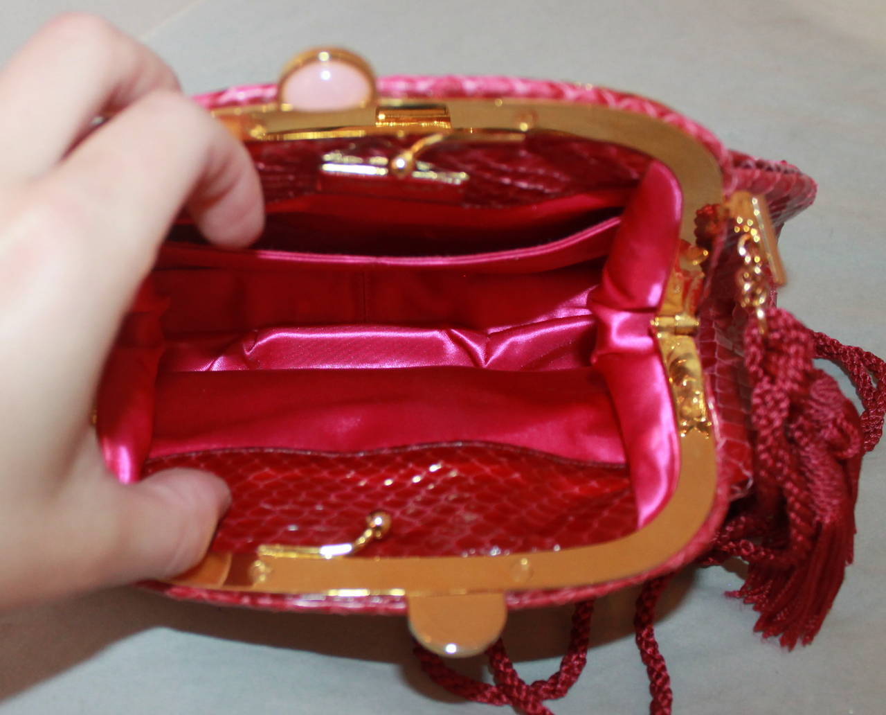Judith Leiber Vintage Abendtasche aus Erdbeerfarbenem Schlangenhaut mit Seilgriff (Rot)