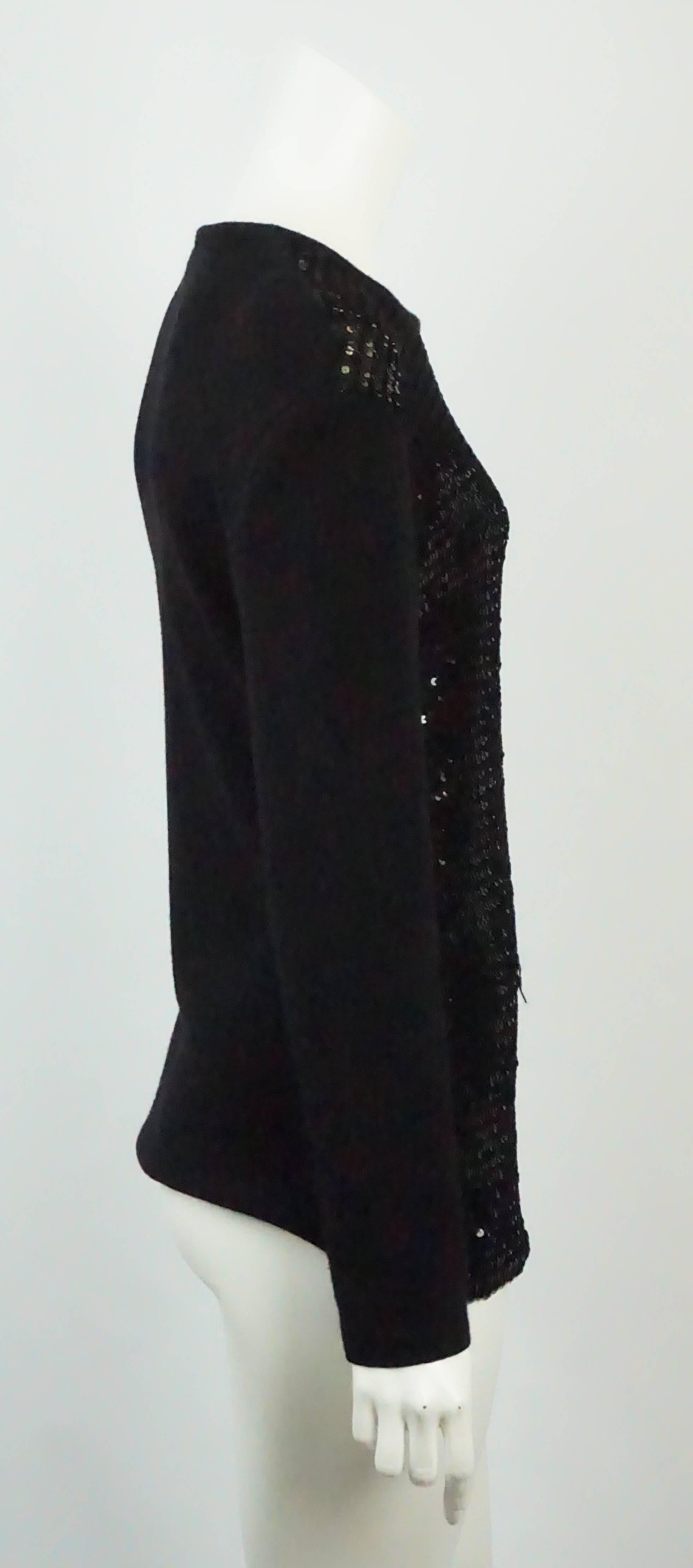 Yves Saint Laurent Schwarzer Pailletten-Pullover - M/L - Cirka 1990er Jahre  Dieser schöne und elegante schwarze Wollpullover ist in einem ausgezeichneten Vintage-Zustand. Der Pullover hat einen runden Ausschnitt und ist auf der gesamten Vorderseite