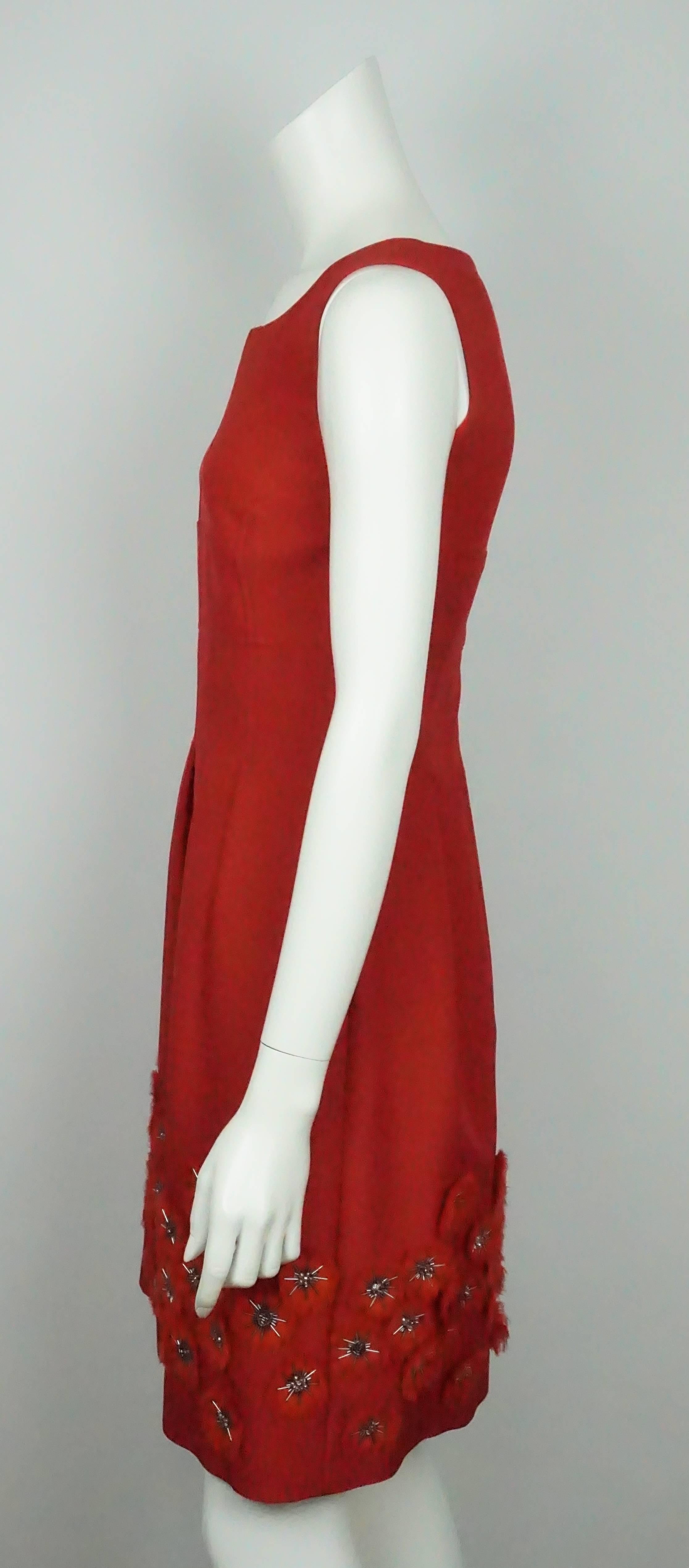 Lela Rose Rotes Seidenkleid mit Applikationen - 4  Dieses atemberaubende Kleid aus Nylon und Seide ist in ausgezeichnetem Zustand. Das Kleid ist ärmellos und fällt in der Taille ein. Das Kleid hat fünf Maschen  um den Taillenbereich, die eine Falte