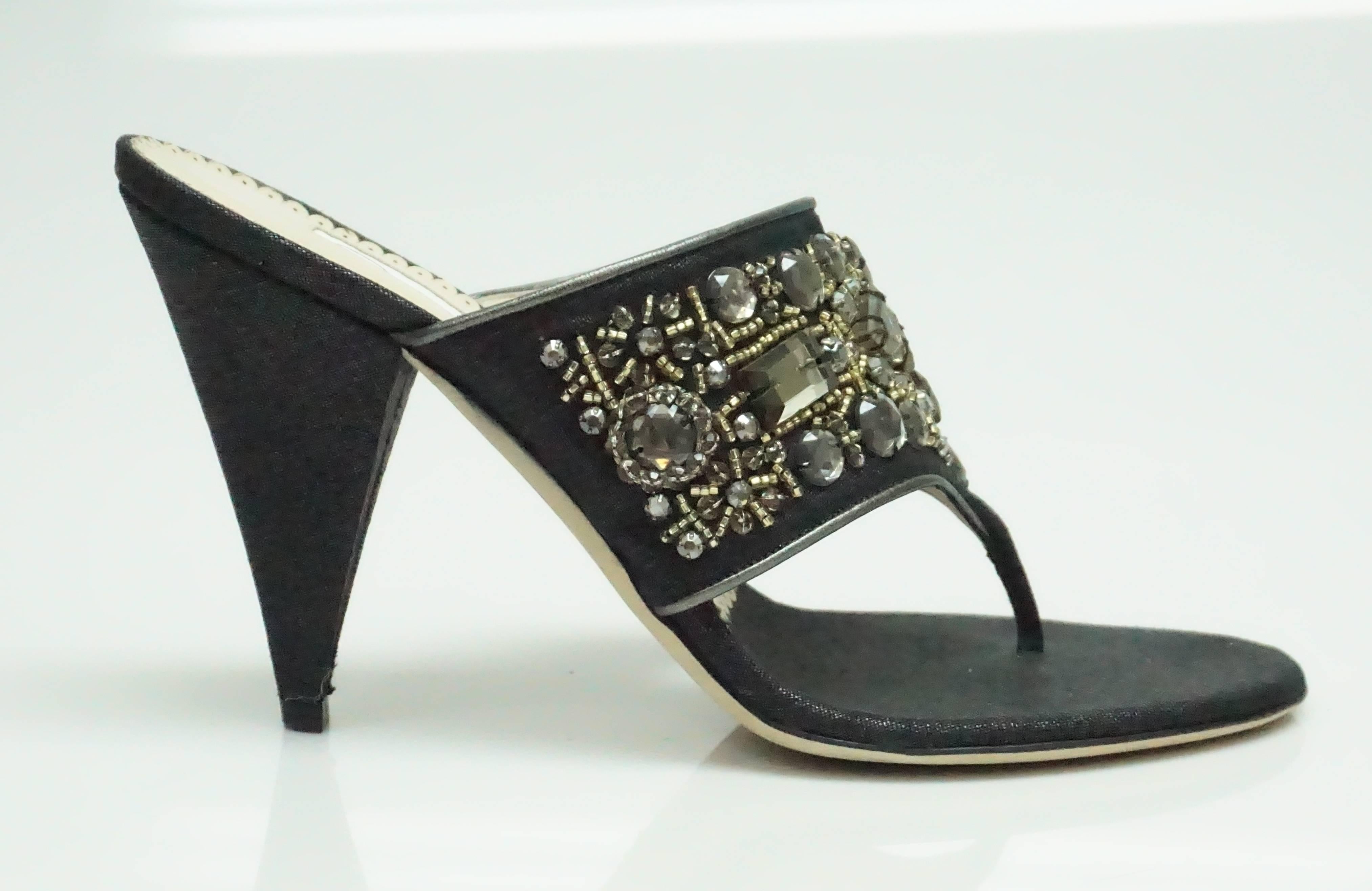 Oscar De La Renta Black Linen High Heel Thong Strap - 38.5   These unique linen sandals are in excellent condition. The shoes have a thong strap that has a thicker band. The band is embellished with different rhinestones and beads. The heel is a