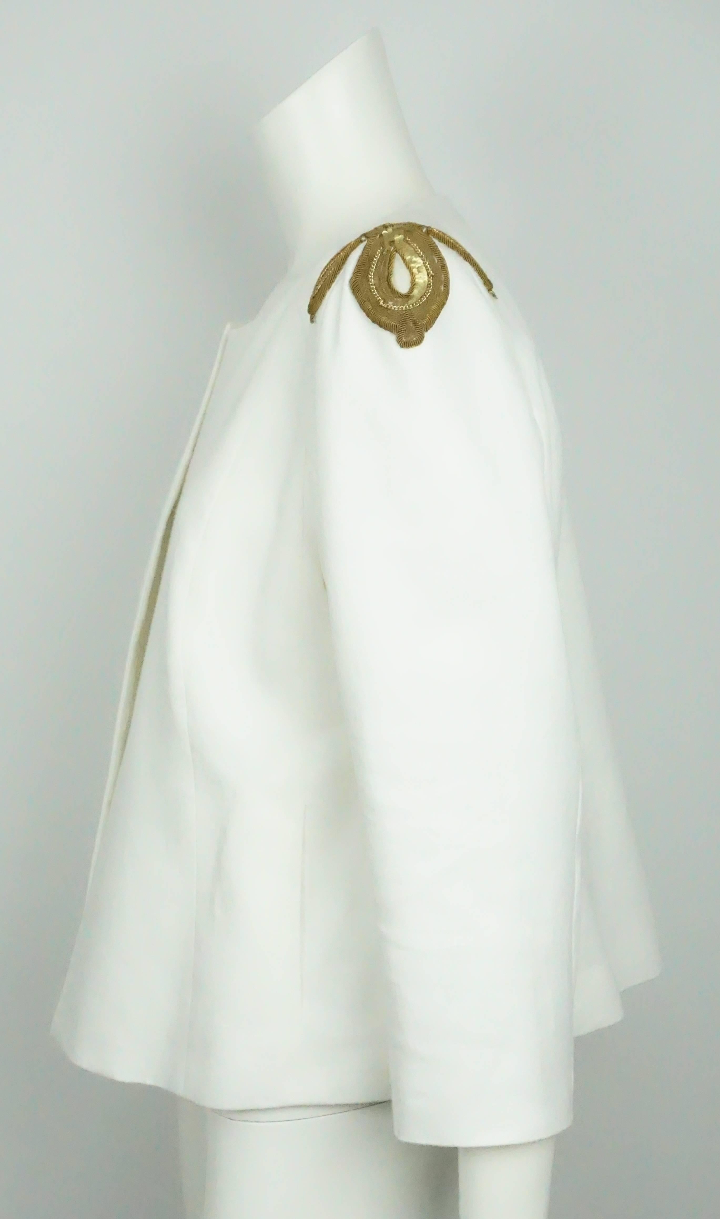 Veste Style Paris en lin blanc avec paillettes dorées sur les épaules - 42 - NWT  Cette veste très élégante et classique est un must have pour l'été. Il est entièrement doublé, ne se ferme pas sur le devant et comporte des appliques dorées sur les