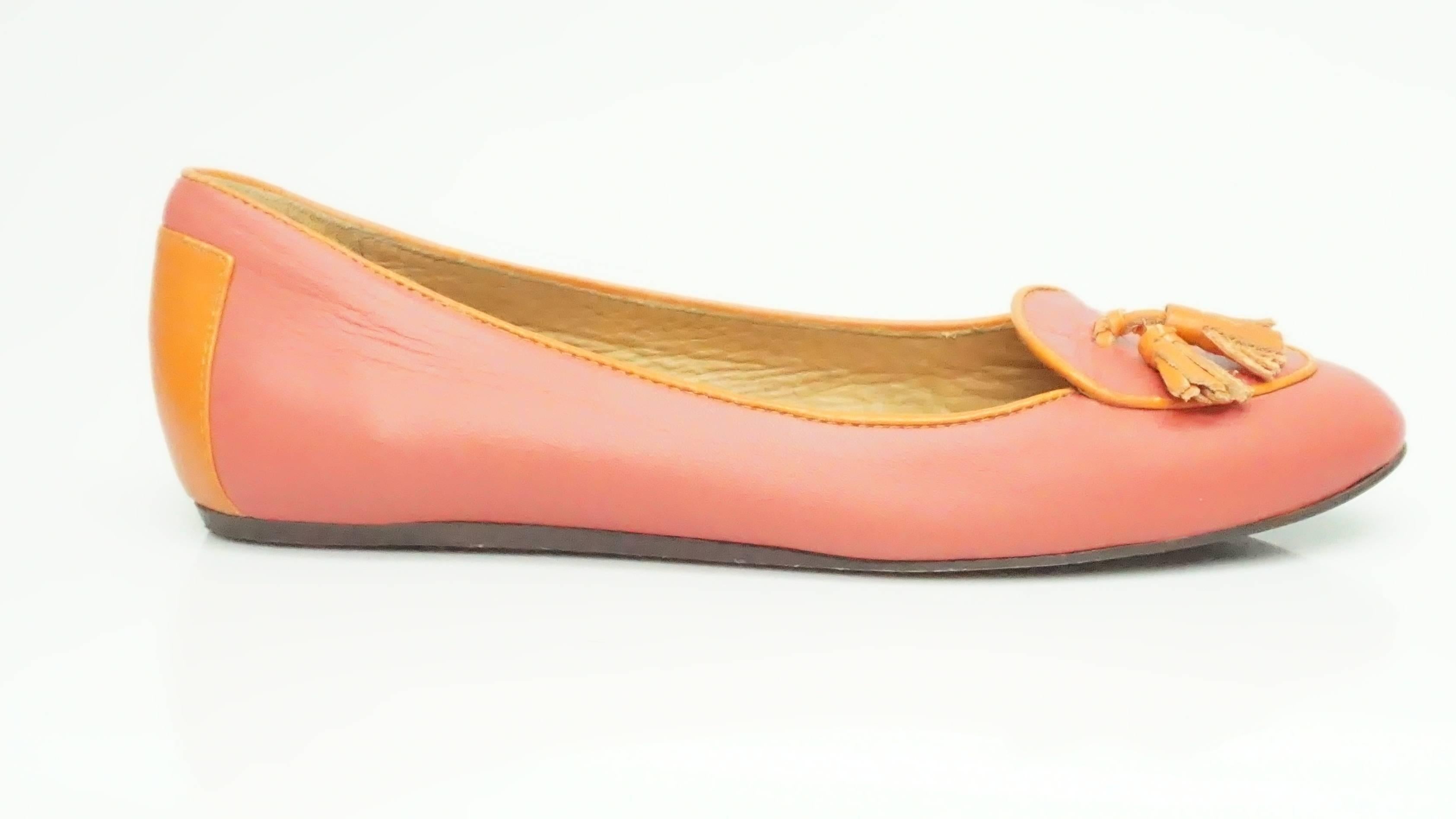 Lanvin Koralle und Orange Quaste Loafers - 37.5  Diese bunten Slipper sind in gutem Zustand. Die Farbe des Schuhs ist ein leuchtendes Koralle und hat orange Details. Der Loafer hat eine schöne Quaste vorne am Schuh und einen orangefarbenen Aufnäher