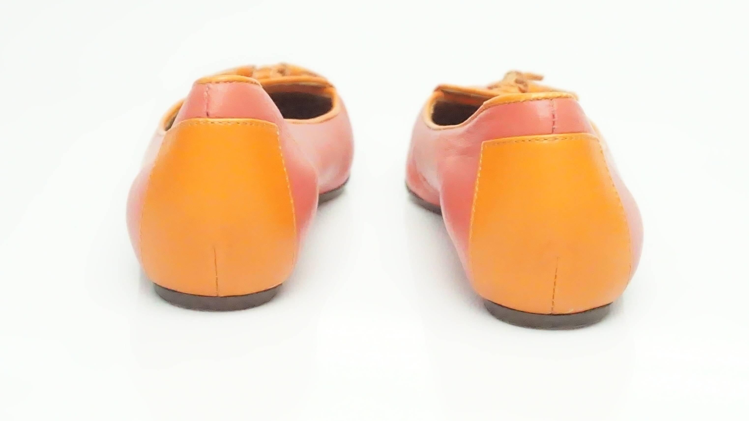Lanvin Koralle und orangefarbene Loafers mit Quaste - 37,5 im Zustand „Gut“ in West Palm Beach, FL