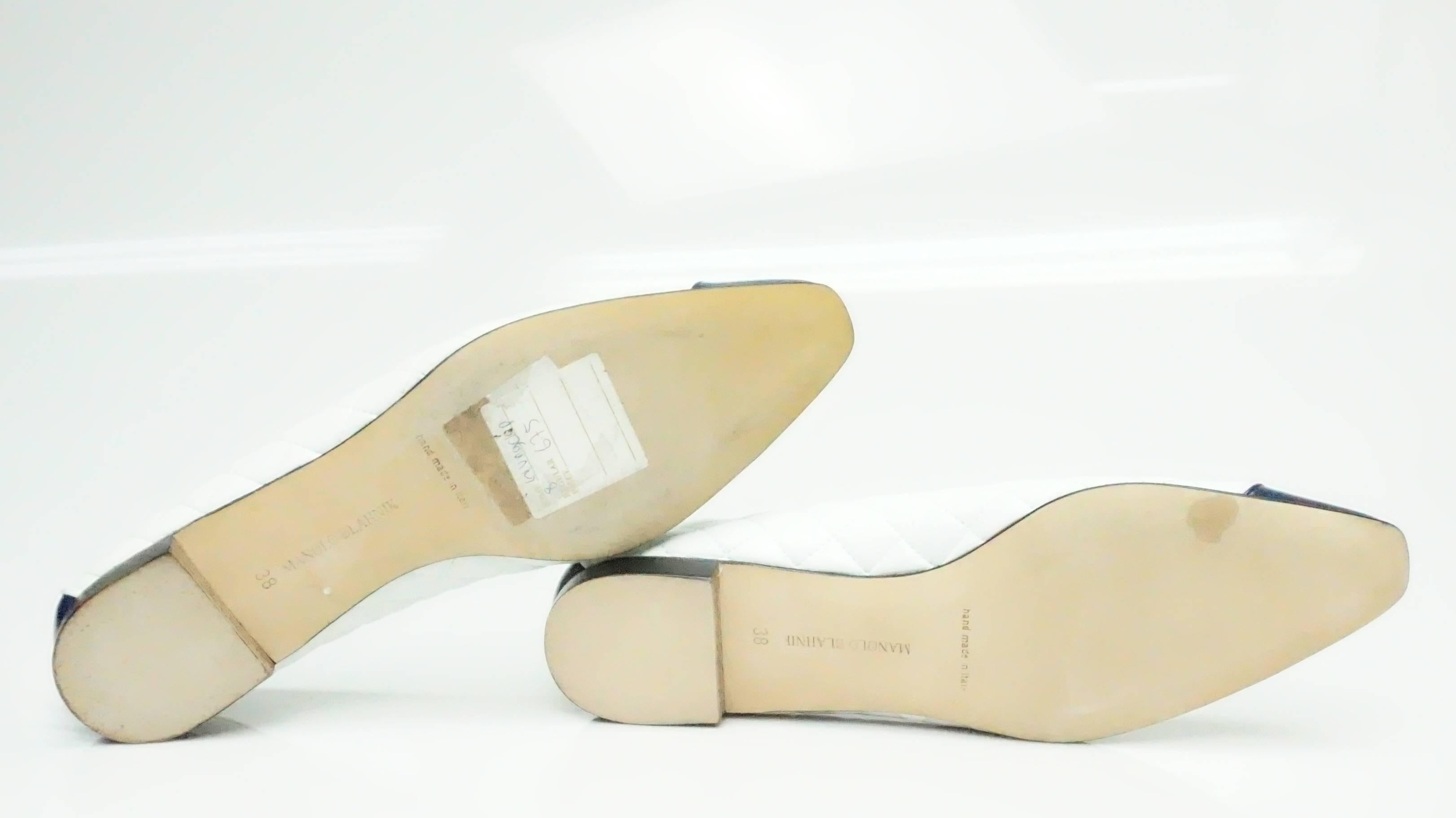 Manolo Blahnik White Quilted and Navy Toe Flat - 38 In Excellent Condition In West Palm Beach, FL