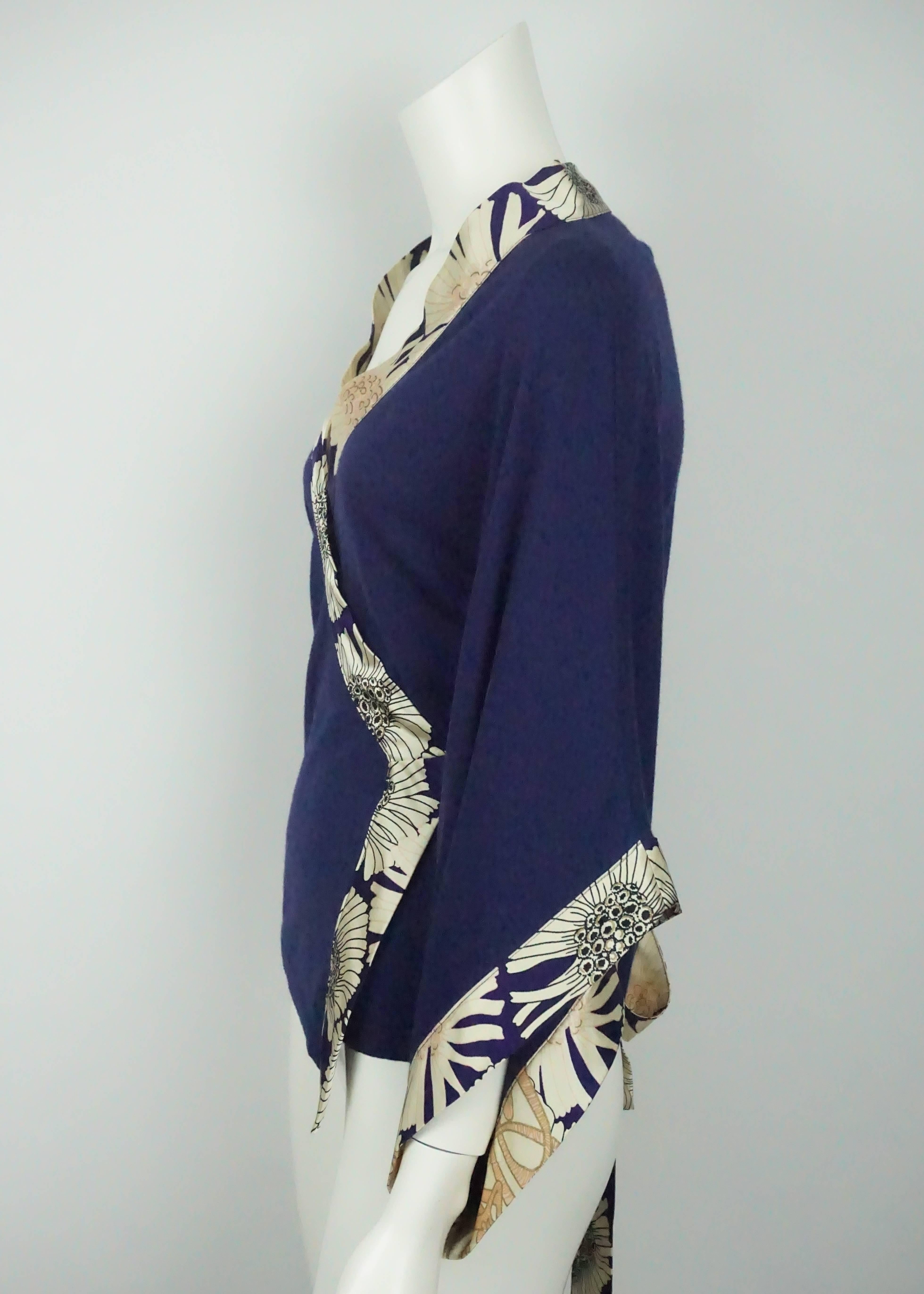 Roberto Cavalli Navy Knit Silk Cashmere Top - Medium This gorgeous cashmere and silk top is in excellent condition. The top has kimono sleeves and it has 1.75