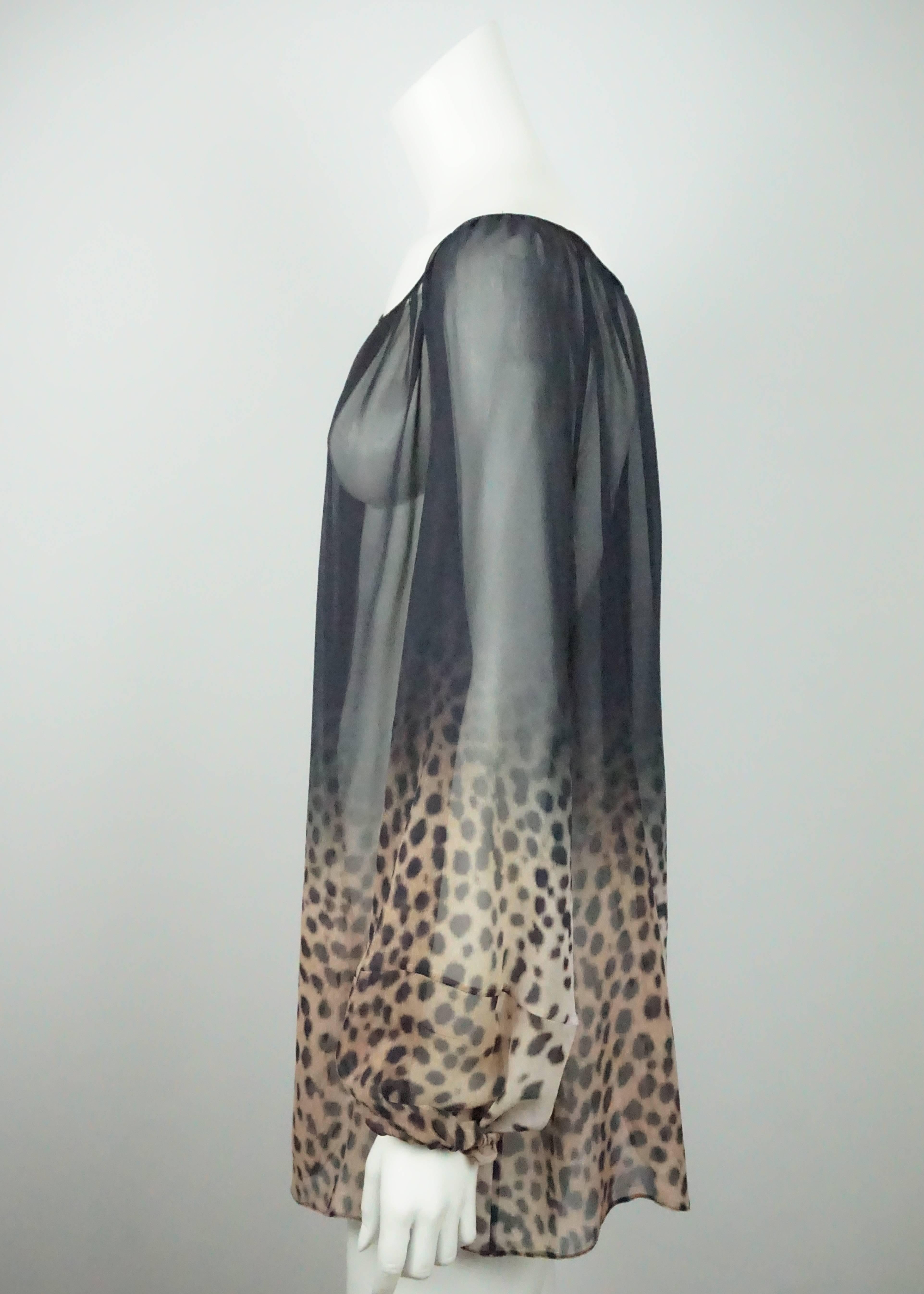 Top in chiffon di seta con stampa animalier di Givenchy - 44  Questo esclusivo top in chiffon di seta è in condizioni eccellenti. Il top ha una scollatura rotonda molto aperta. Il top è completamente trasparente e presenta una stampa leopardata sul