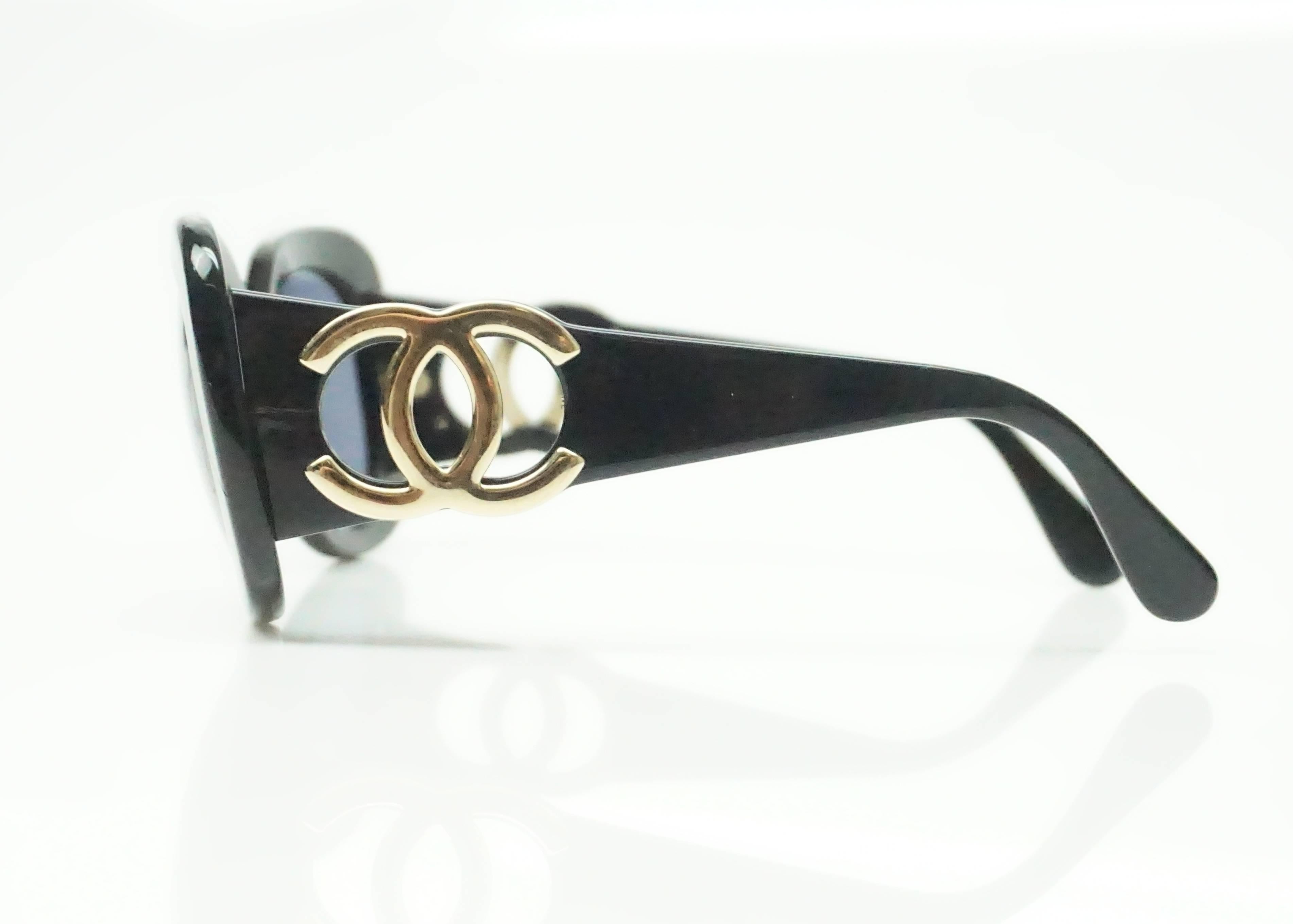 Chanel Black w/ Gold CC Logo Sunglasses In Good Condition In West Palm Beach, FL