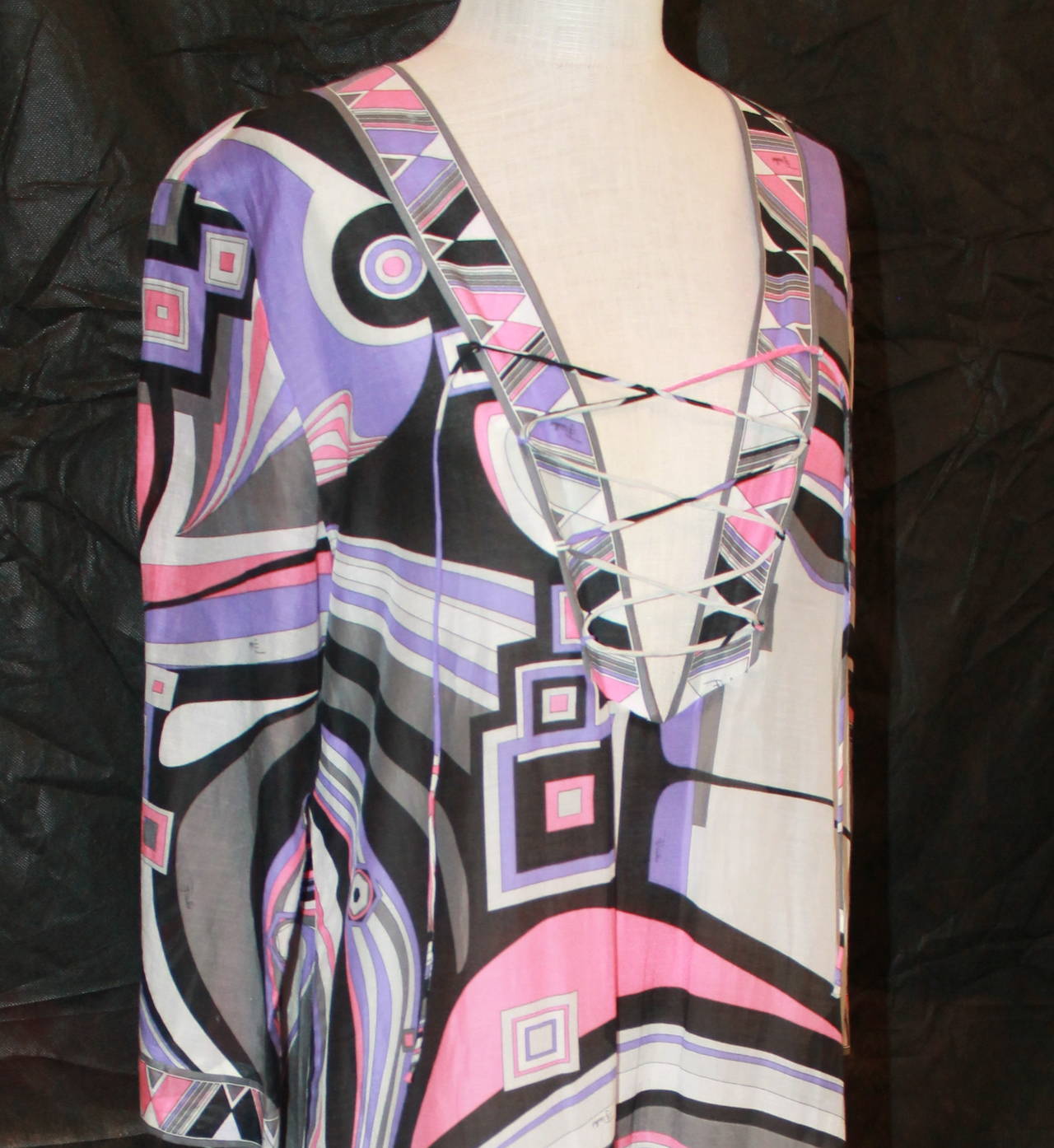 Pucci Purple, Pink, Black Geometric Print Caftan - 12. This caftan is in good condition and can fit smaller sizes due to its style. 

Measurements:
Sleeve Length- 19.5