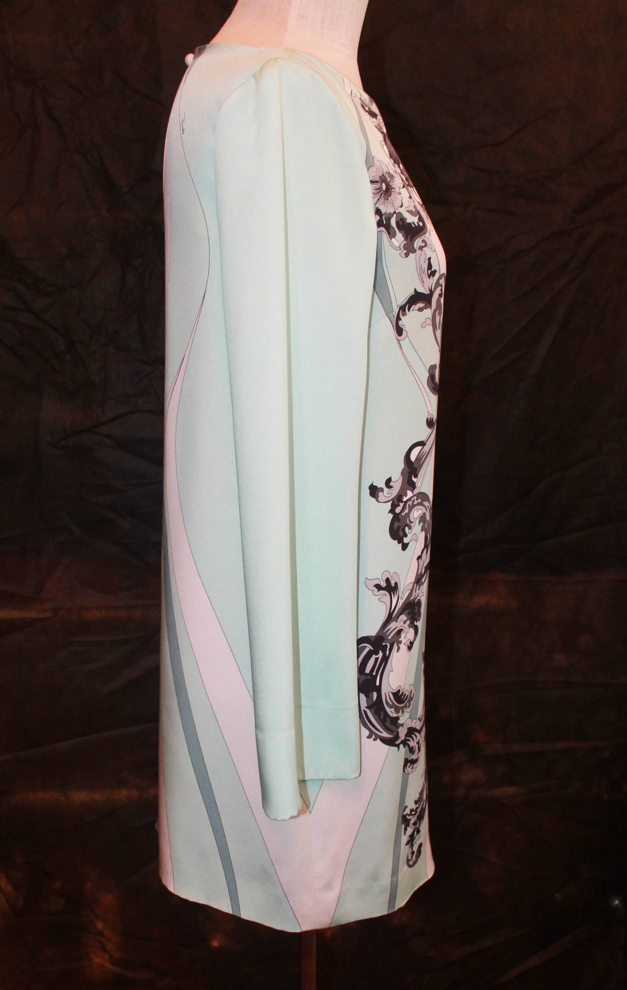 Pucci Silk Mint Green Tunic Dress - 34. This dress is in excellent condition and fits between a 00-4. 

Measurements:
Sleeve Length- 24.25