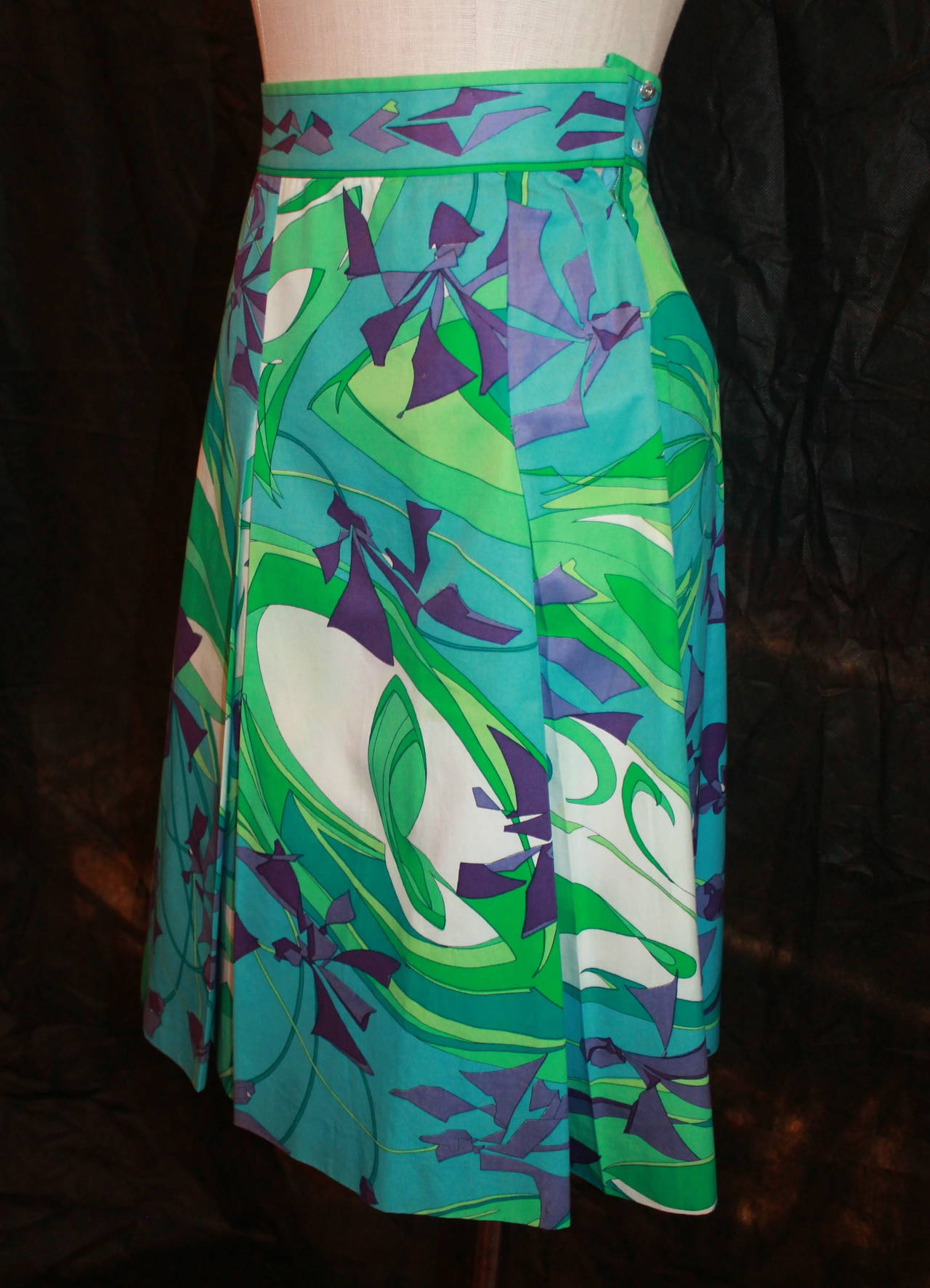 Pucci 1960s Blue & Green Floral Print Skirt - 10. This skirt is in excellent vintage condition with wear consistent with its age. The vintage size 10 is closer to a modern 4 or 2. 

Measurements:
Waist- 25"
Length- 25.25"
Hips-