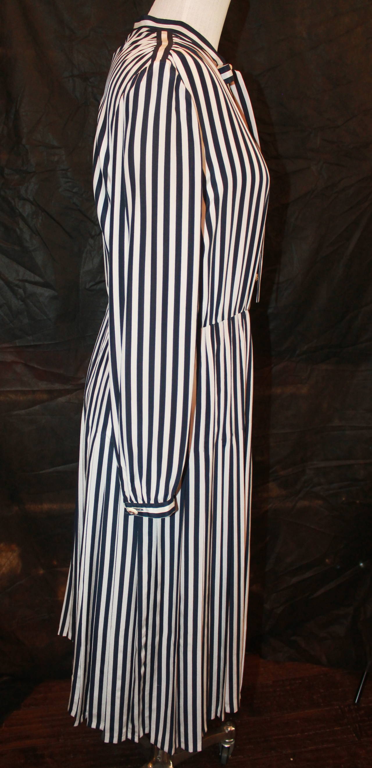 Chanel 1970s Navy & White Silk Striped Pleated Dress - 42. This dress is in excellent vintage condition with wear consistent with age.

Measurements:
Bust- up to 40