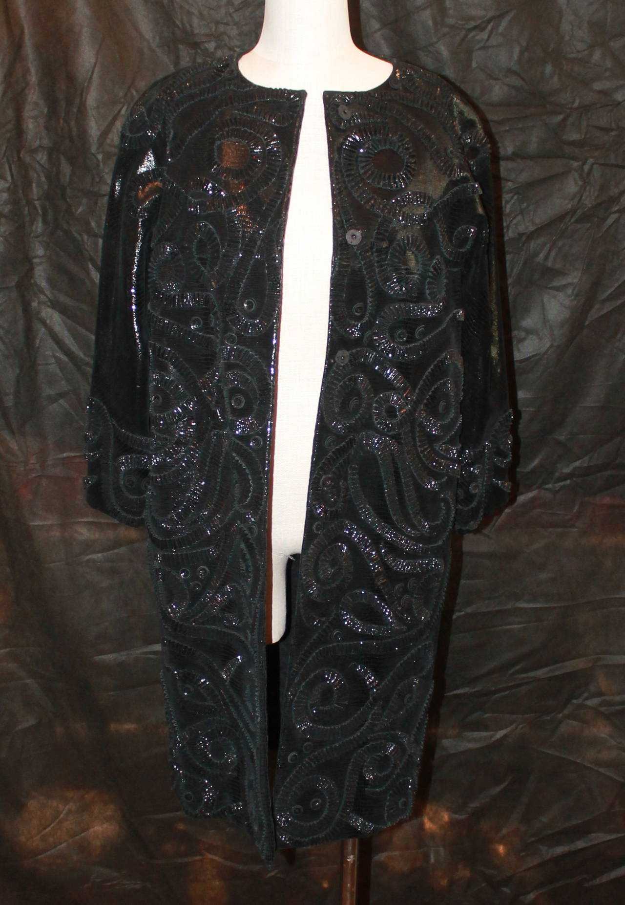 Oscar de la Renta Black Lizard Embossed Patent Embroidered Coat - M. This coat is an incredibly unique piece from the early 2000s. 

Measurements:
Sleeve Length- 19.5"
Length- 38"