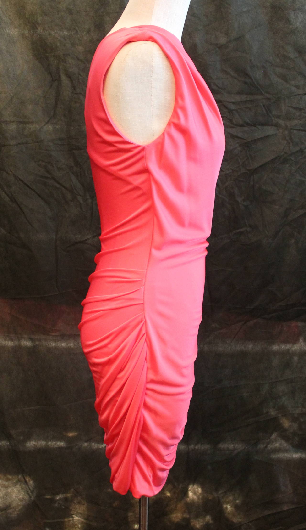 Emilio Pucci Rosa Ein-Schulter-Kleid aus Seidenjersey. Dieses Kleid ist eine Größe 8, aber dehnt sich ein wenig. Es ist in sehr gutem Zustand.

Messungen
Büste- 30