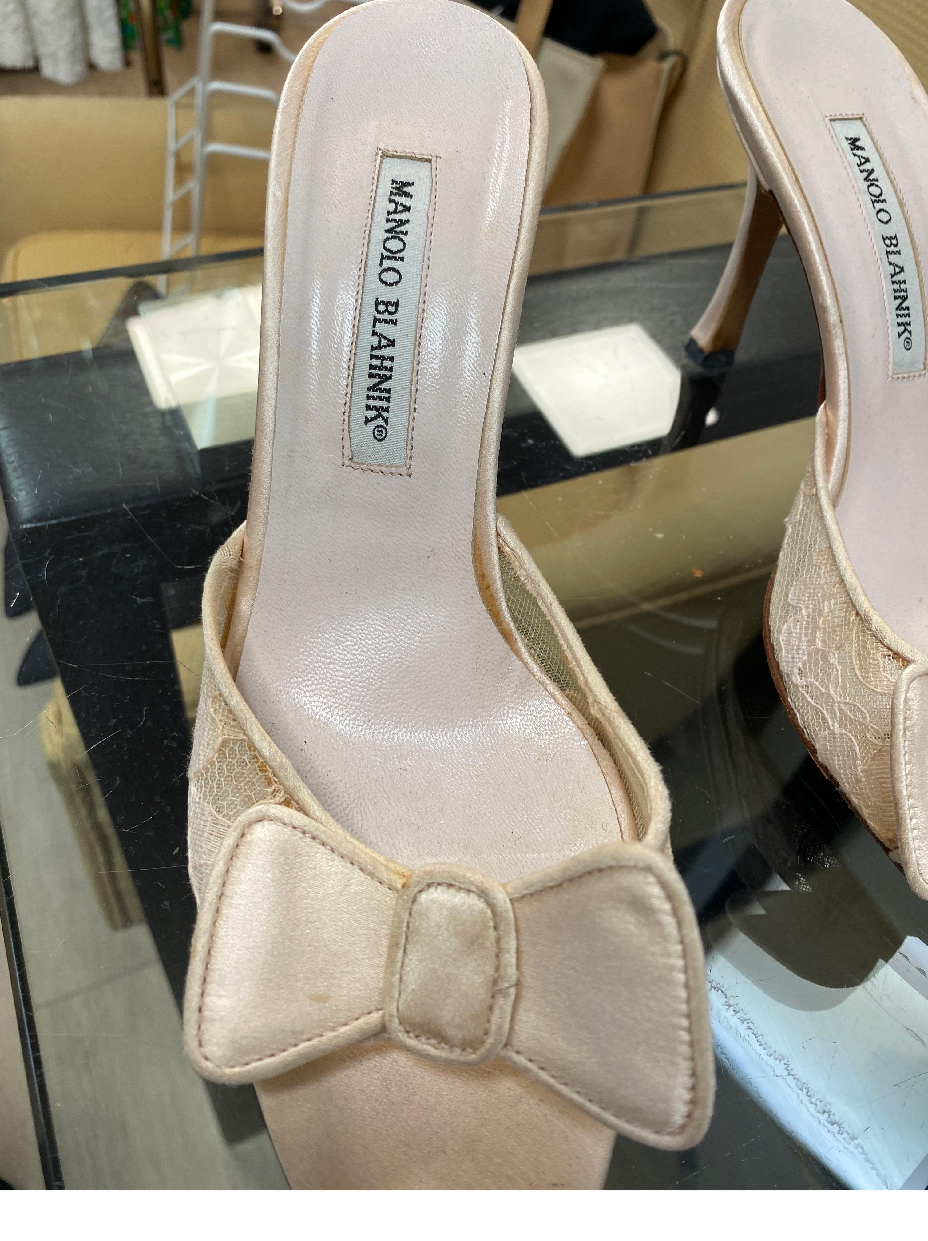 Manolo Blahnik Pink Lace Slides with Satin Bow In Good Condition For Sale In West Palm Beach, FL