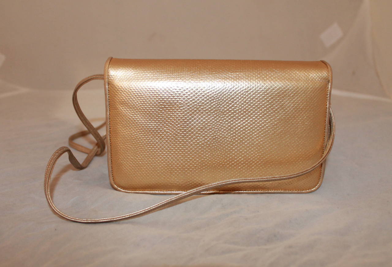 Judith Leiber 1980s Gold Karung Evening Bag with Rhinestones. This bag is in very good vintage condition with minor wear. It comes with a compact and can be used as a clutch.

Measurements:
Length- 4