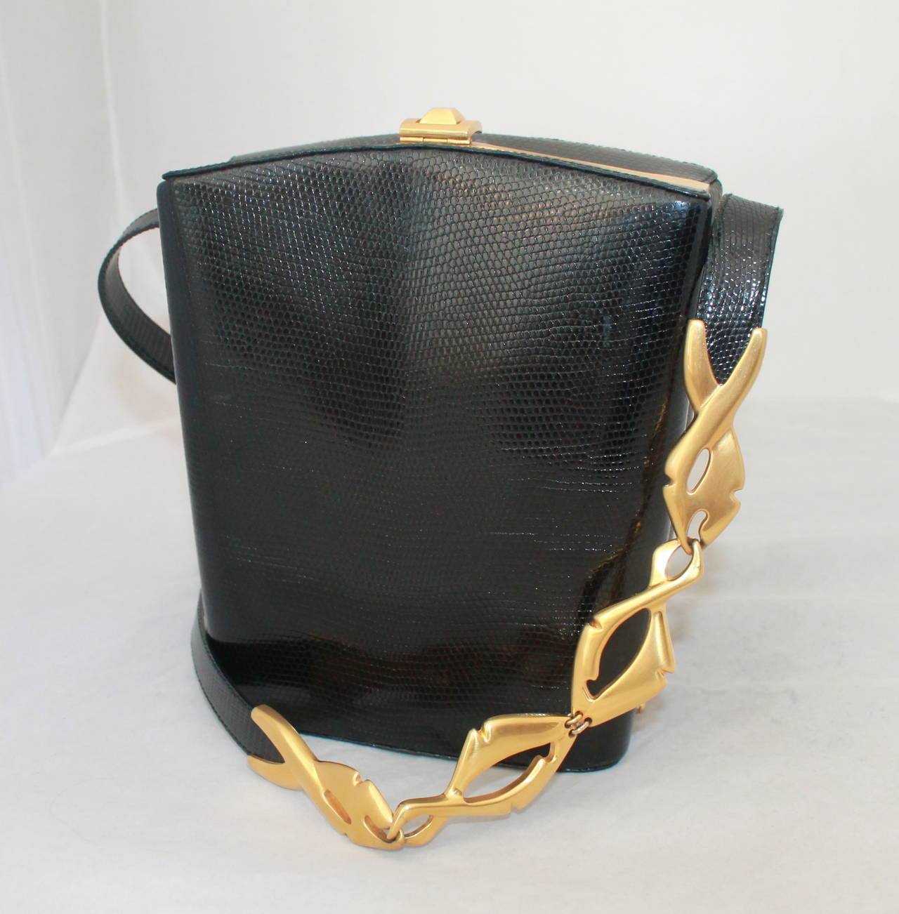Gucci 1980's Black Lizard & Gold Chain Crossbody Bag. This bag is in excellent vintage condition with very minimal wear. It has a suede lining and  two compartments. 

Measurements:
Length- 8.5