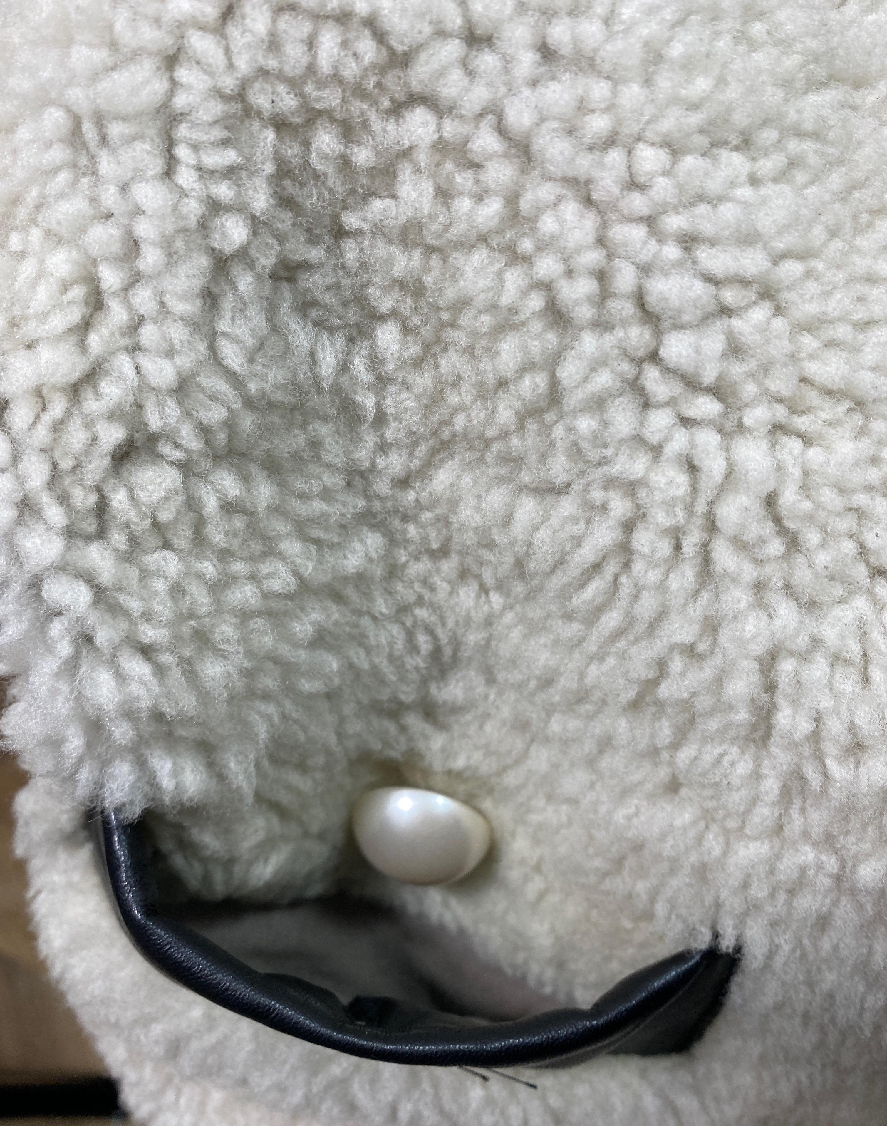 Veste Moschino C&C en cuir et peau de mouton avec boutons en fausses perles - 8 en vente 6