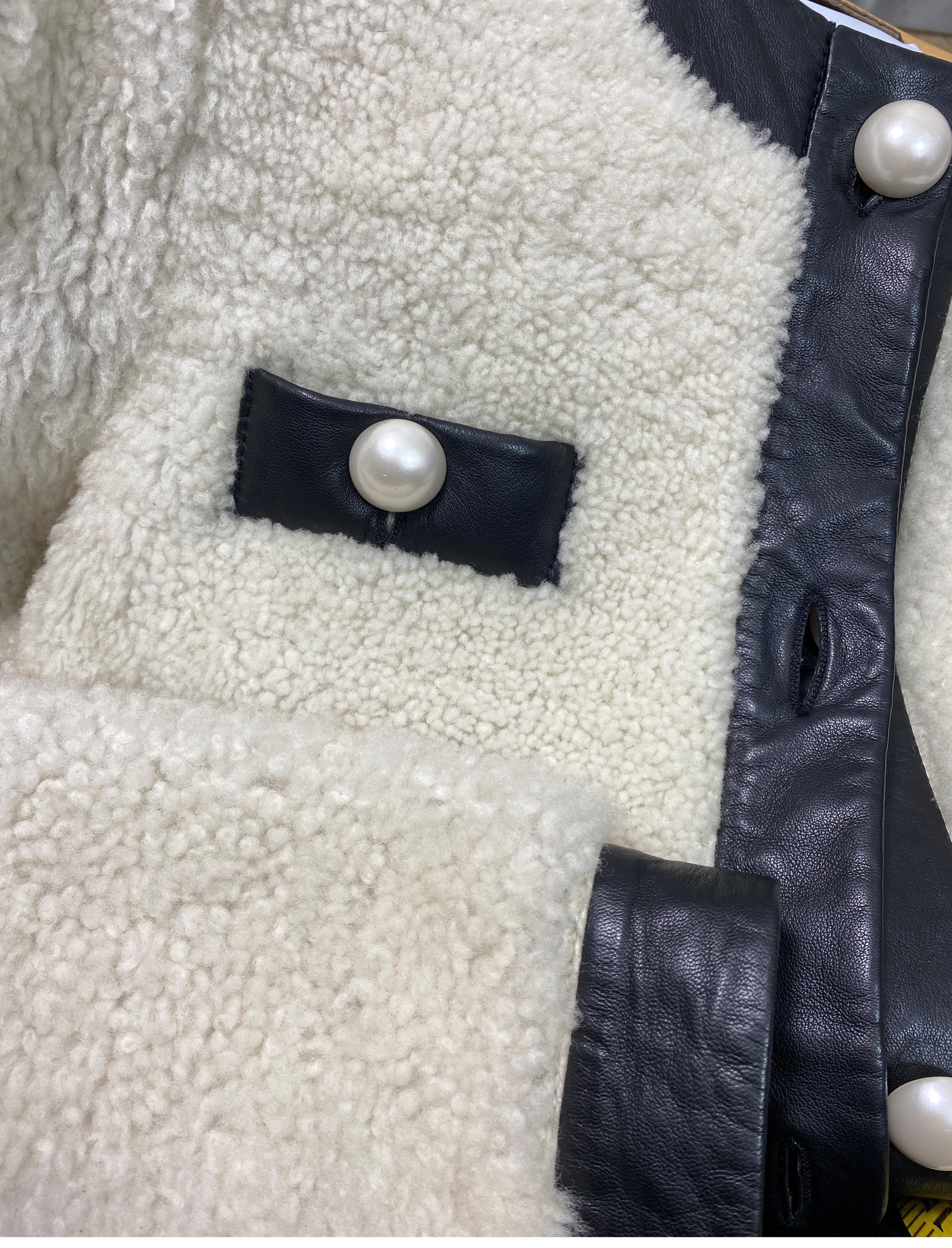 Veste Moschino C&C en cuir et peau de mouton avec boutons en fausses perles - 8 Pour femmes en vente