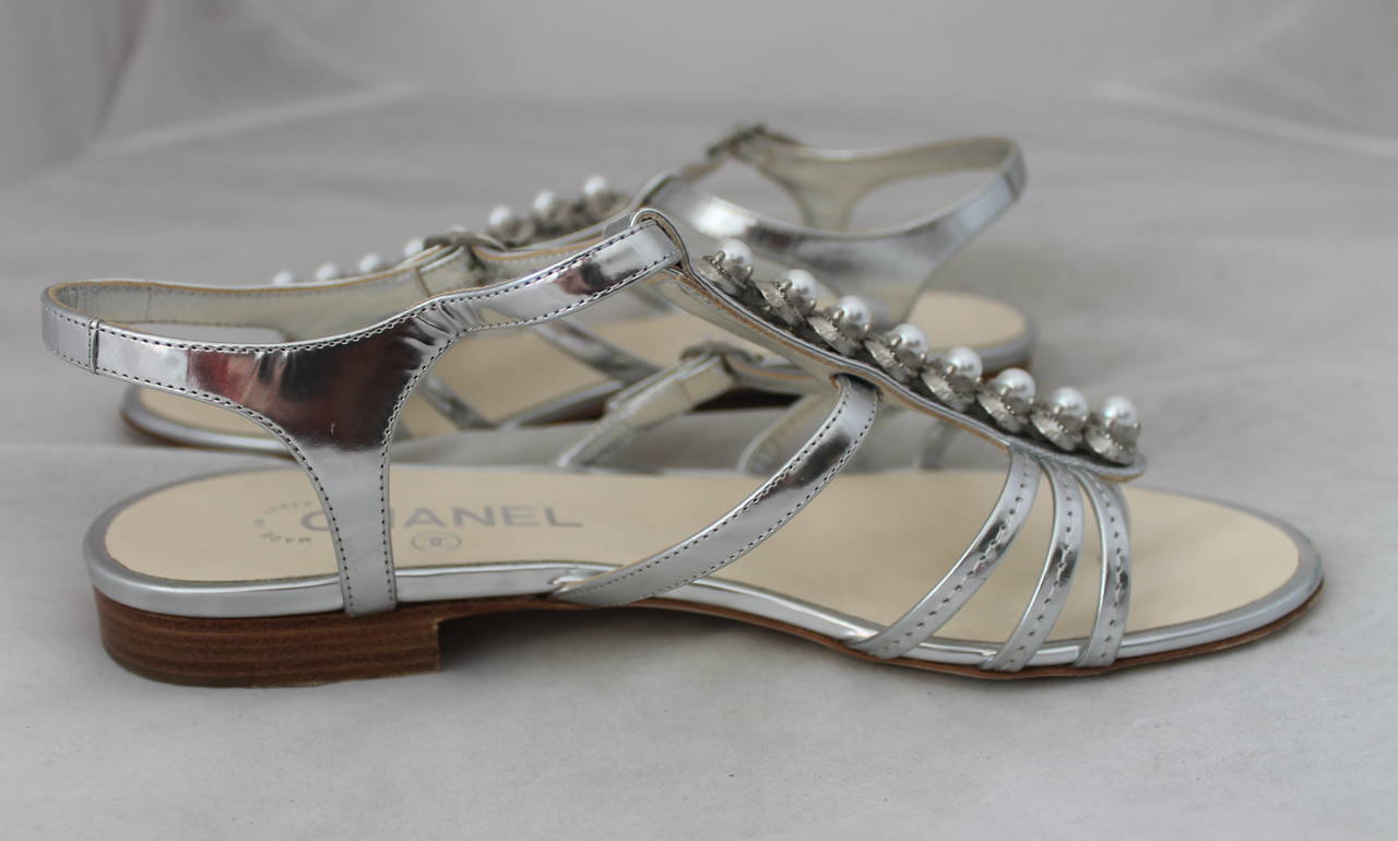 Chanel Silver Metallic Gladiator Sandals with Pearls - 38.5 In Excellent Condition In West Palm Beach, FL