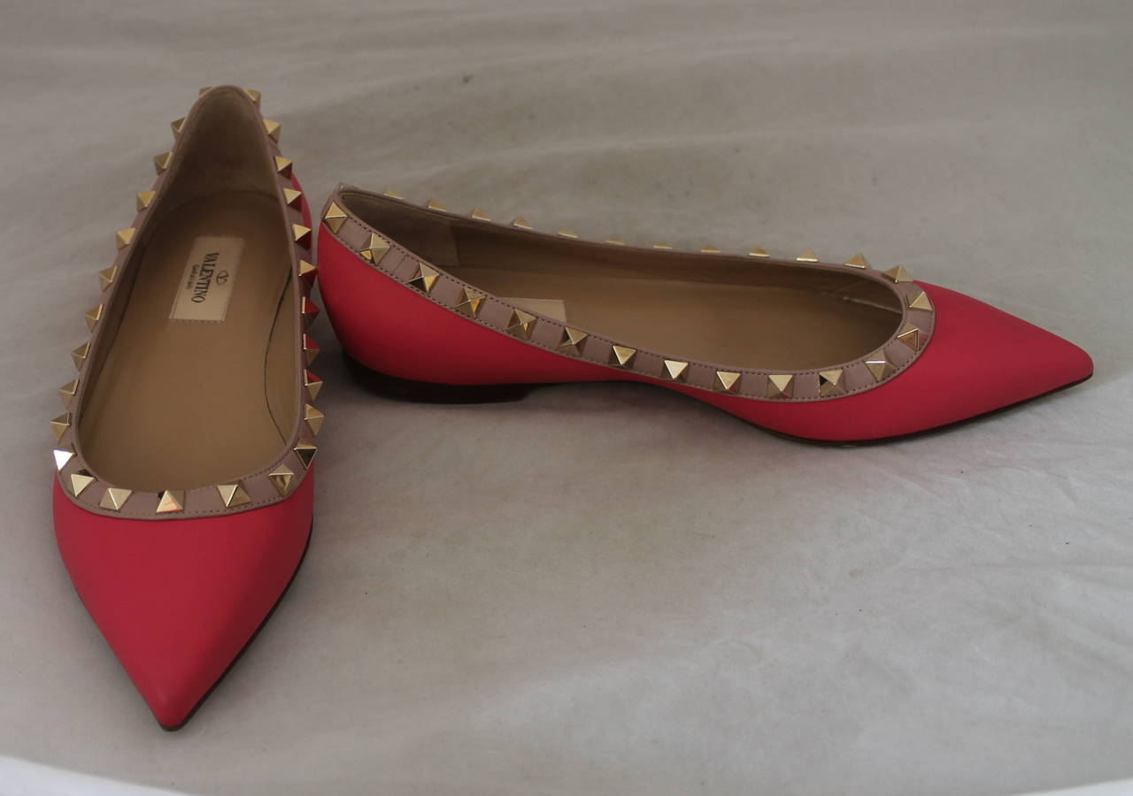 Valentino Brand New Hot Pink Rockstud Flats - 36. These shoes are in excellent condition and have never been worn. They come with the box and all its components.