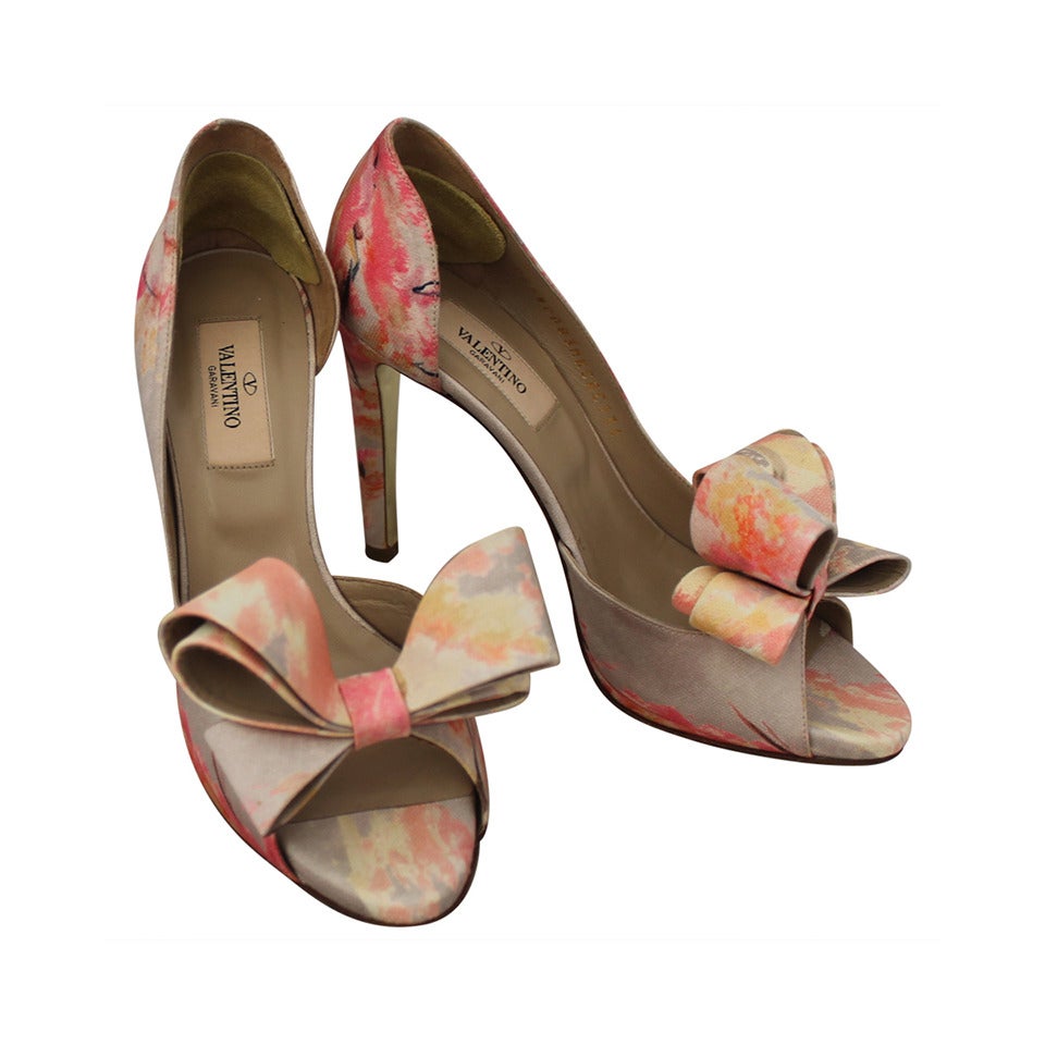Valentino Tan 
Pastel Pink Printed Bow Heels - 36