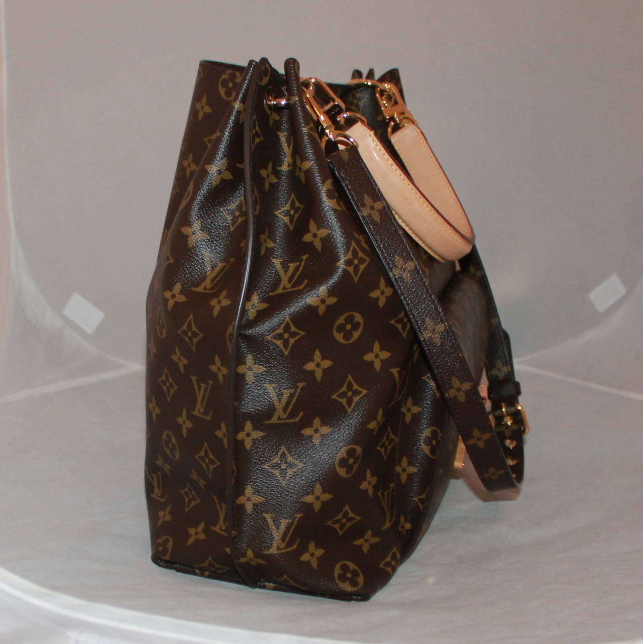 NEW 2015 Louis Vuitton Brown Monogram Printed Metis Handbag. This bag is in excellent condition and comes with a duster. 

Measurements:
Length- 14