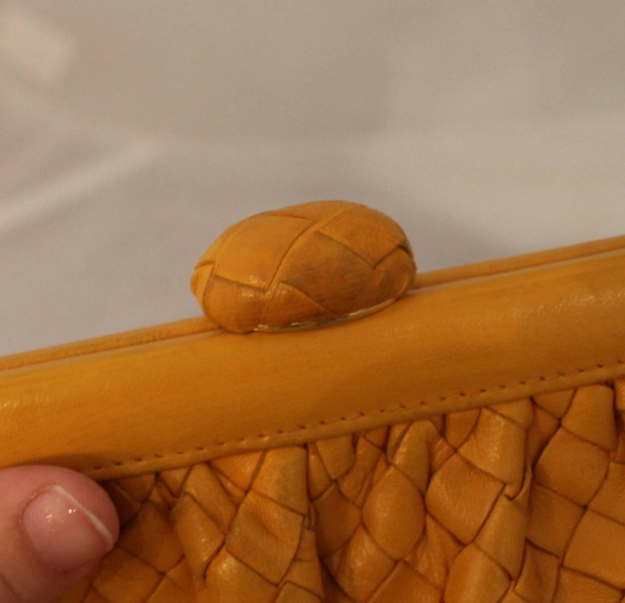 Bottega Veneta 1980's Vintage Mustard Braided Leather Clutch/Crossbody Bag In Good Condition In West Palm Beach, FL