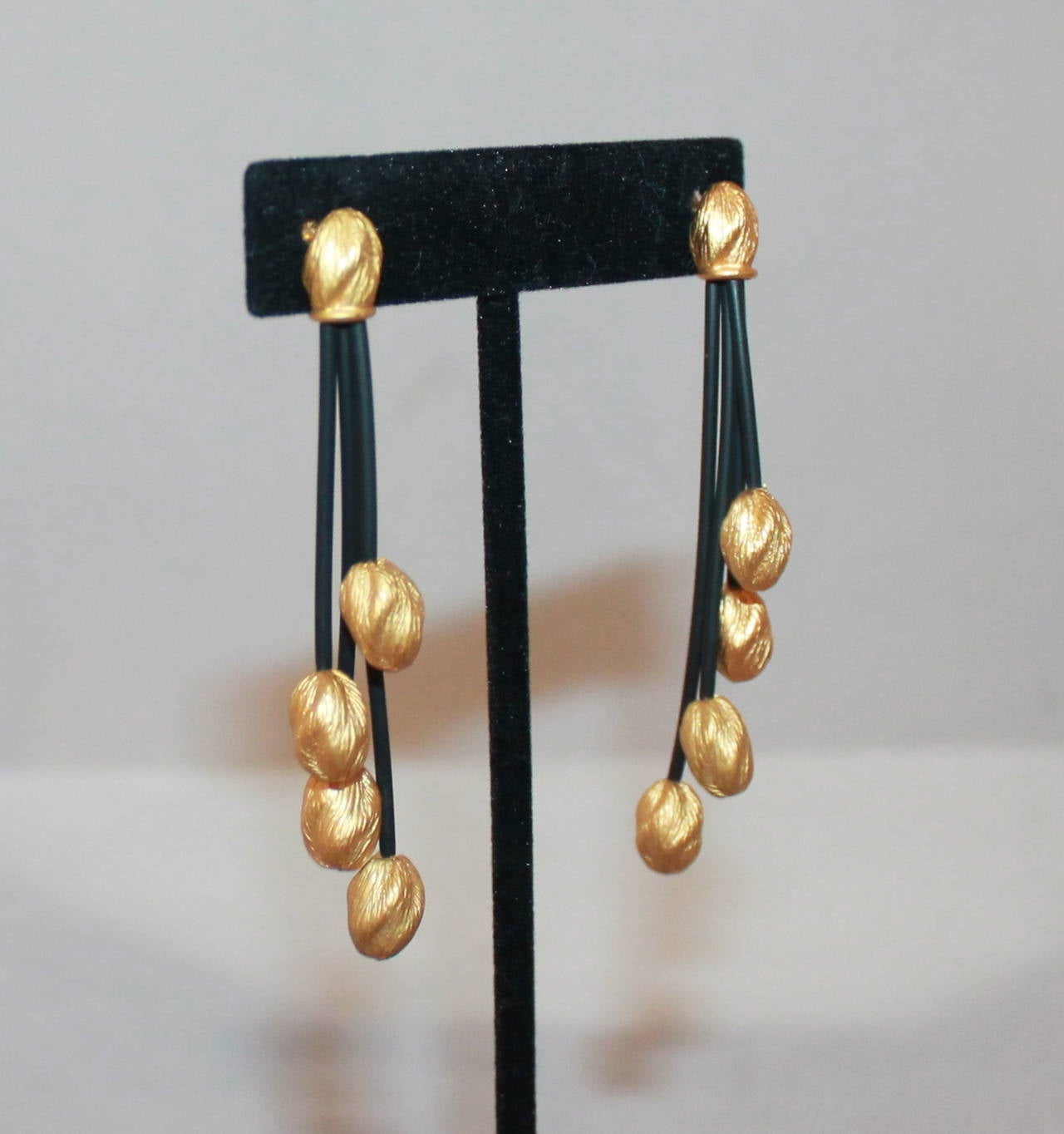 Roberto Coin Black Rubber & 18K Gold Drop Earrings. These earrings are in excellent condition.

Length- 2.5