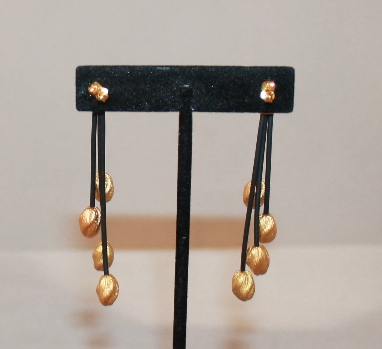 Roberto Coin Black Rubber & 18K Gold Drop Earrings In Excellent Condition In West Palm Beach, FL