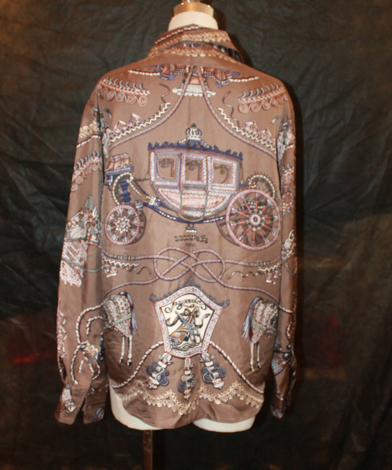 Hermes Brown Horse & Carriage Print Silk Long Sleeve Shirt - 42 In Excellent Condition In West Palm Beach, FL