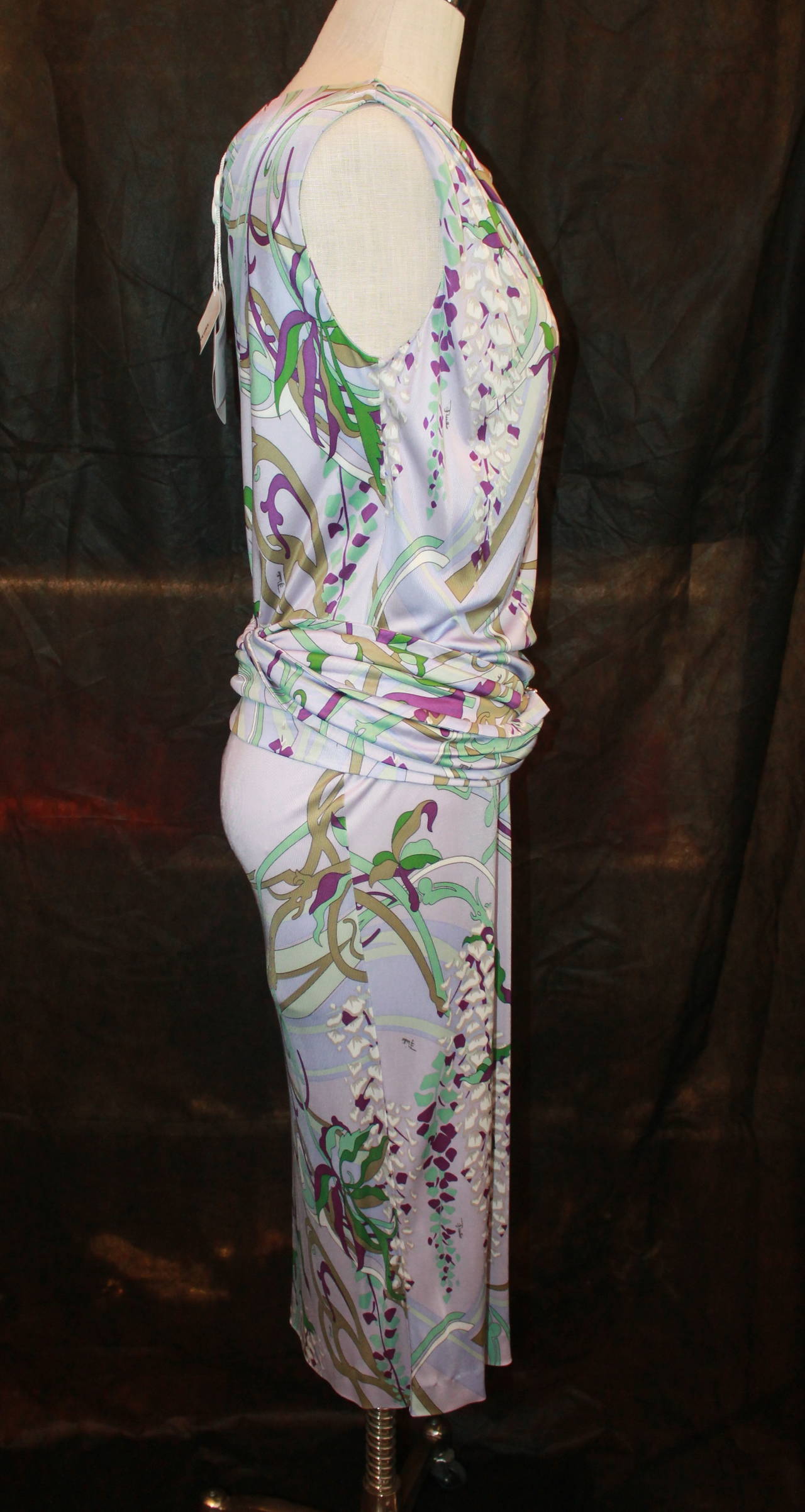 Emilio Pucci Lavender & Green Sleeveless Jersey Dress with Belt - 46. This dress is in excellent condition and comes with a duster for the matching belt that is included.

Measurements:
Bust/Waist/Hips- 34