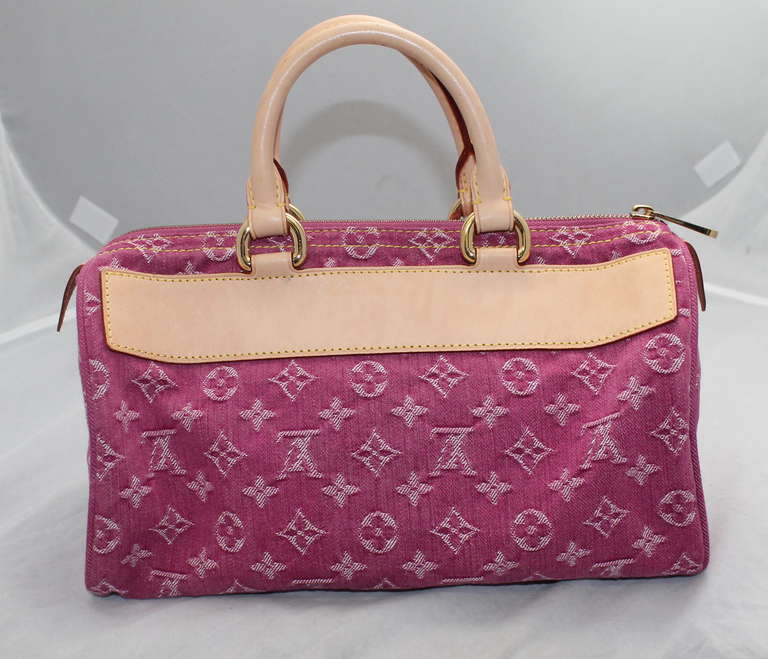 Louis Vuitton pink denim handbag with gold hardware. This bag is in excellent condition.
Measurements:
Height- 7.5