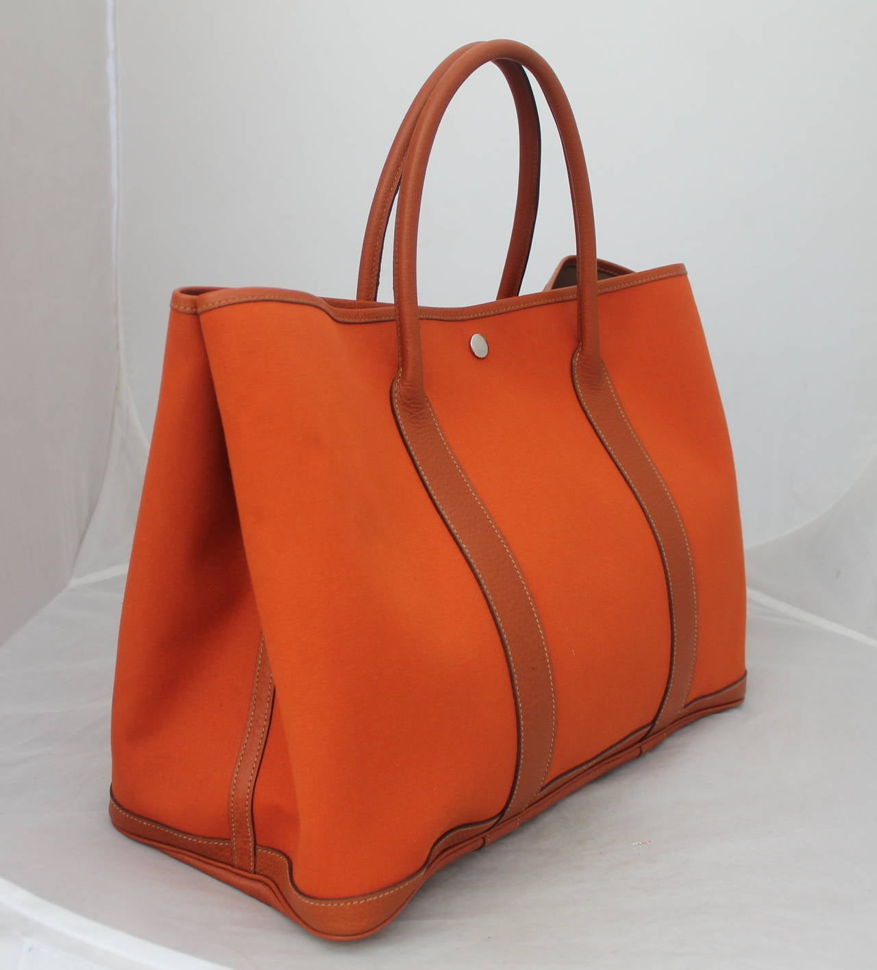 Hermes Burnt Orange Garden Party GM Handbag Retail circa 2006. This bag is in excellent condition with very minor use. It comes with a duster & box. 

Measurements:
Length- 12