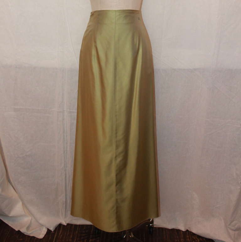 Chanel Green Iridescent Maxi Skirt with pleats in the back. This skirt is in excellent condition. Size 38.
Measurements:
Waist- 26