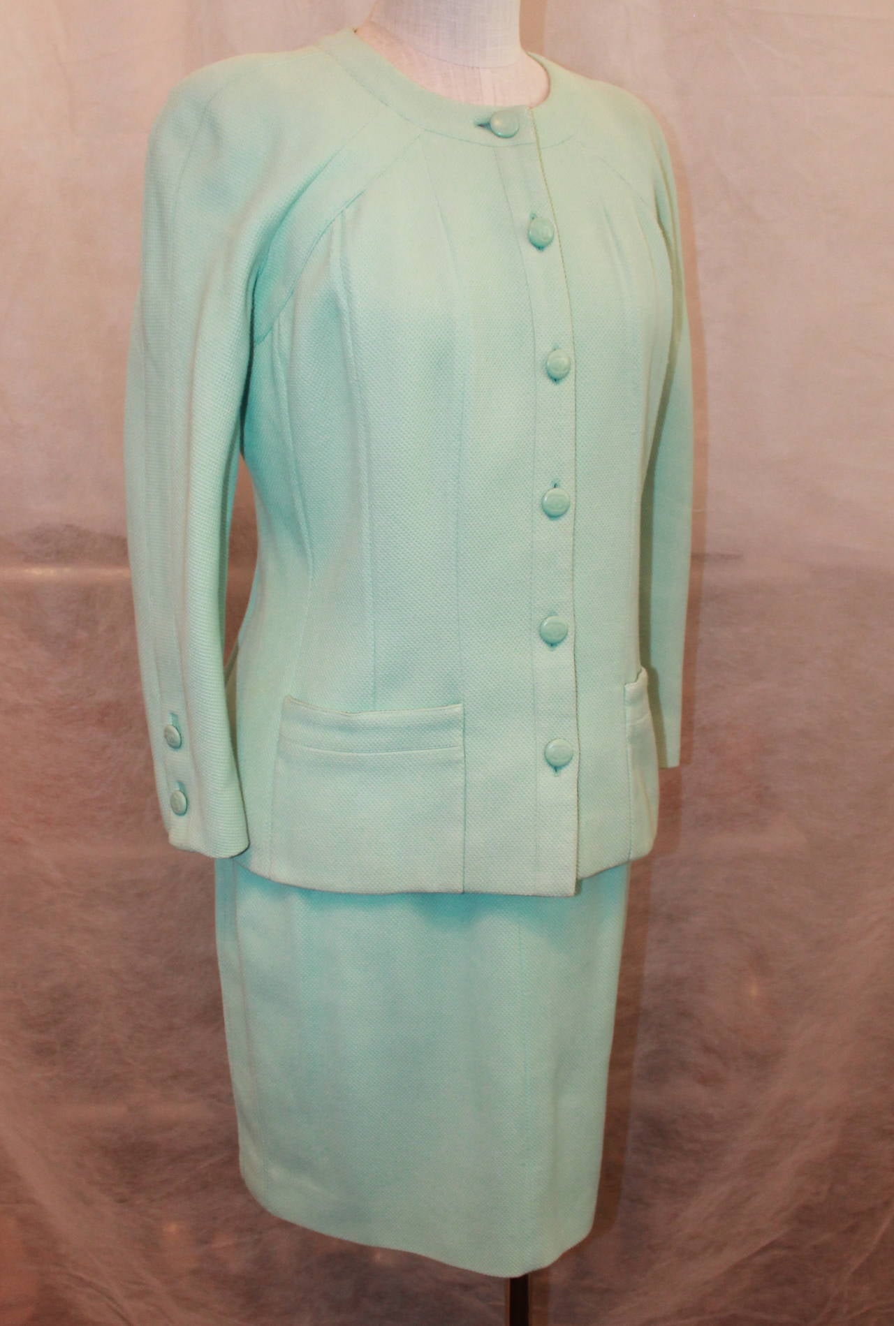 Chanel 1980's Vintage Aqua Single Breasted Rock Anzug - 6. Es ist in sehr gutem Zustand und ist ein Baumwoll-Piqué-Stoff mit einem Seidenfutter. Die Jacke hat 2 Vordertaschen an der Unterseite.

Abmessungen:
Jacke 
Büste- 36.5