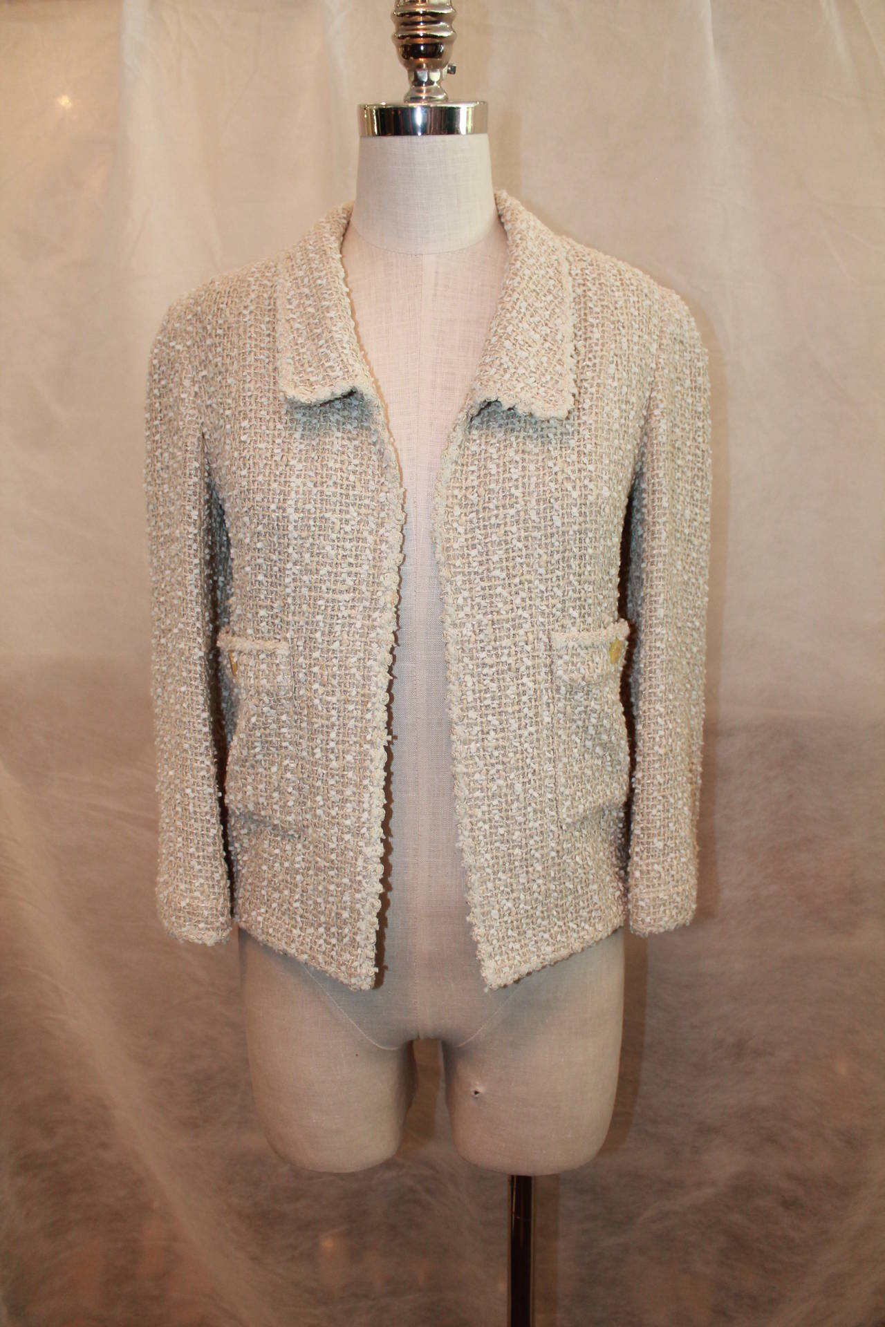 1999 Chanel Beige and White Tweed Jacket - Size 38

Fabric:
44% Cotton
27% Wool
14% Polyamide
3% Linen
12% Viscose 
Lining: Laine Wool