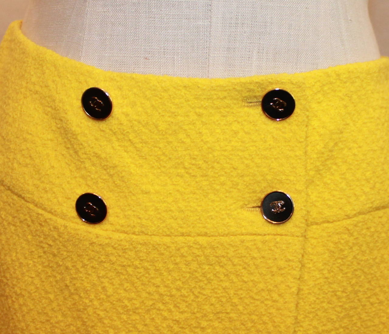 Chanel 1980's Vintage Yellow Tweed Wrap Skirt - 38 In Good Condition In West Palm Beach, FL