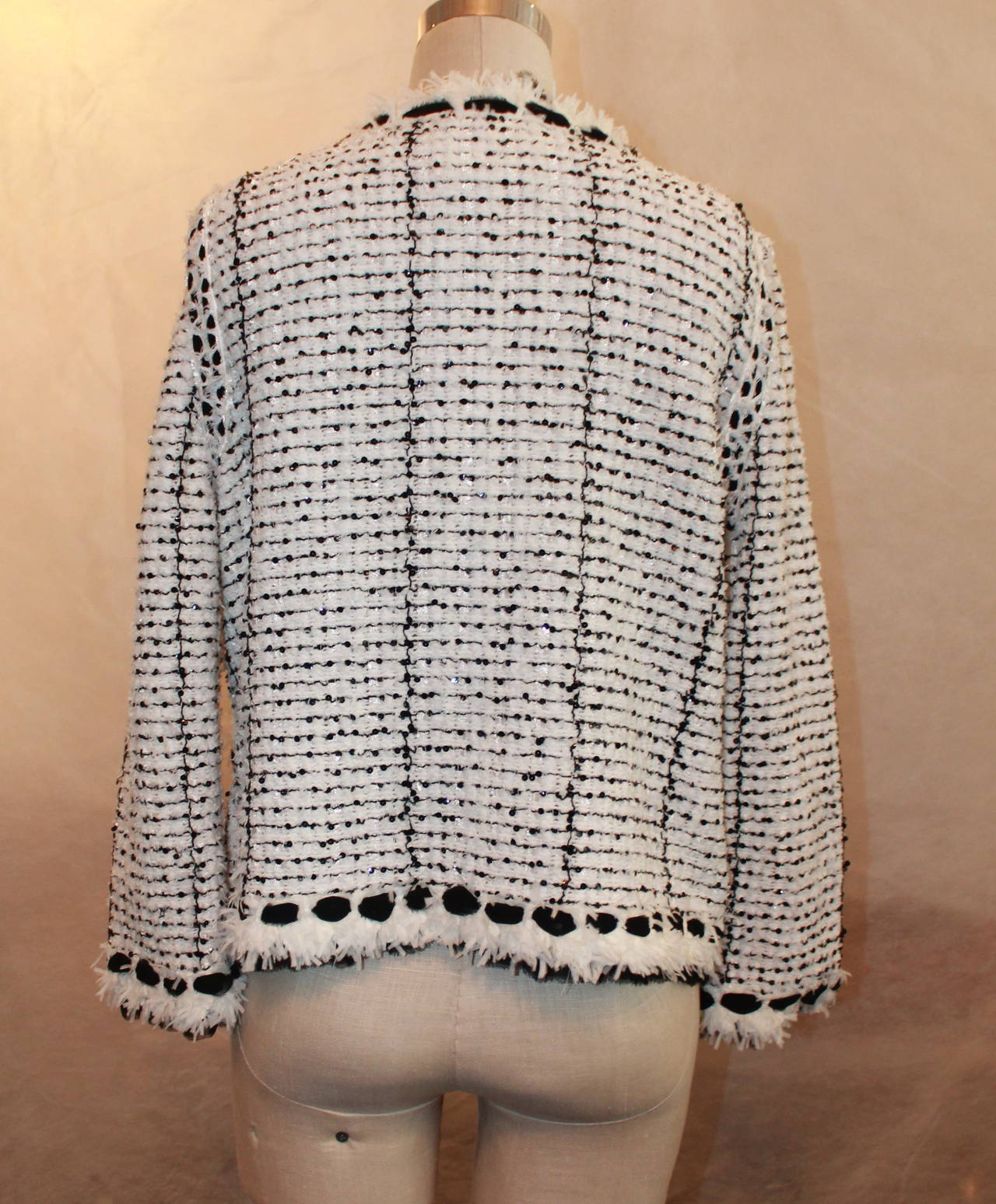 Chanel 2006 Black & White Tweed Sequin Jacket - 46 In Good Condition In West Palm Beach, FL