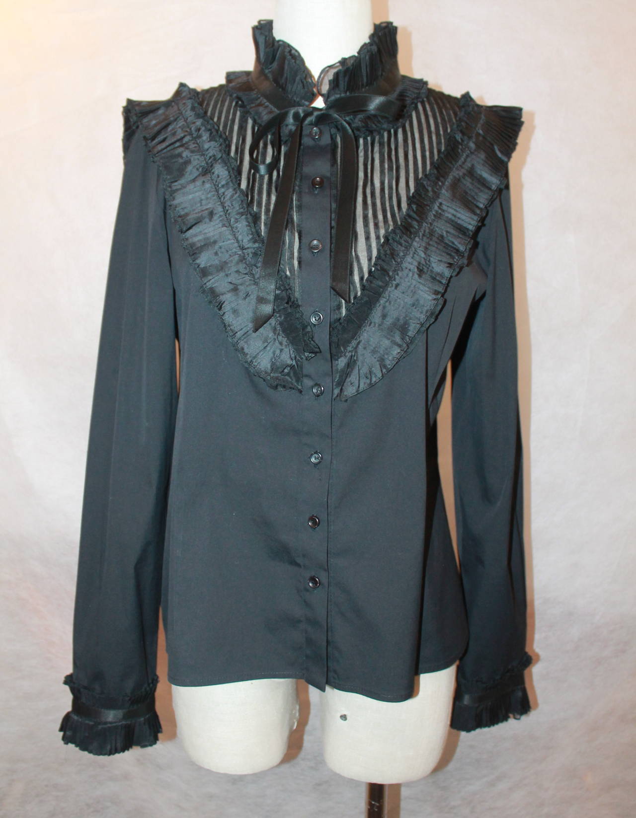 Oscar De La Renta Top nero stile contadino con pieghe - M. Questo top è in ottime condizioni con lievi sfilacciature dovute all'uso lungo il collo. Anche i polsini hanno un design a pieghe. 

Misure:
Busto - 27
Da spalla a spalla: