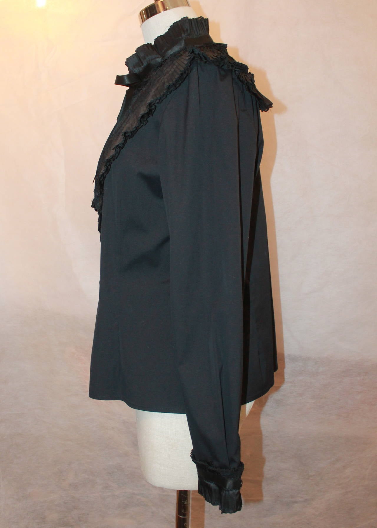 Oscar de la Renta Black Peasant Style Top with Pleating - M In Good Condition For Sale In West Palm Beach, FL